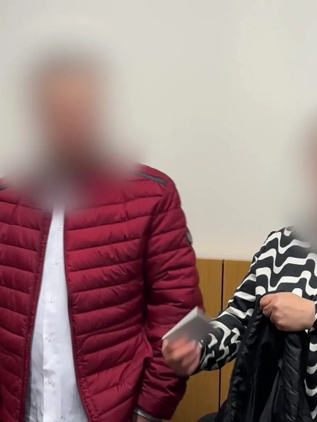 Eine junge Frau hat eine Beziehung mit einem Mann, der sie geschlagen und vergewaltigt haben soll. 

Als ihre Eltern davon mitbekommen, wollen Sie ihre Tochter befreien. Ok, irgendwie nachvollziehbar: Wenn Sie es selbst nicht aus der Beziehung raus schafft... Aber die Eltern ziehen das extrem heftig durch. Sie schlagen Sie, zwingen Sie in ihr Auto und entführen sie. Jetzt gab es den Prozess gegen die Eltern.