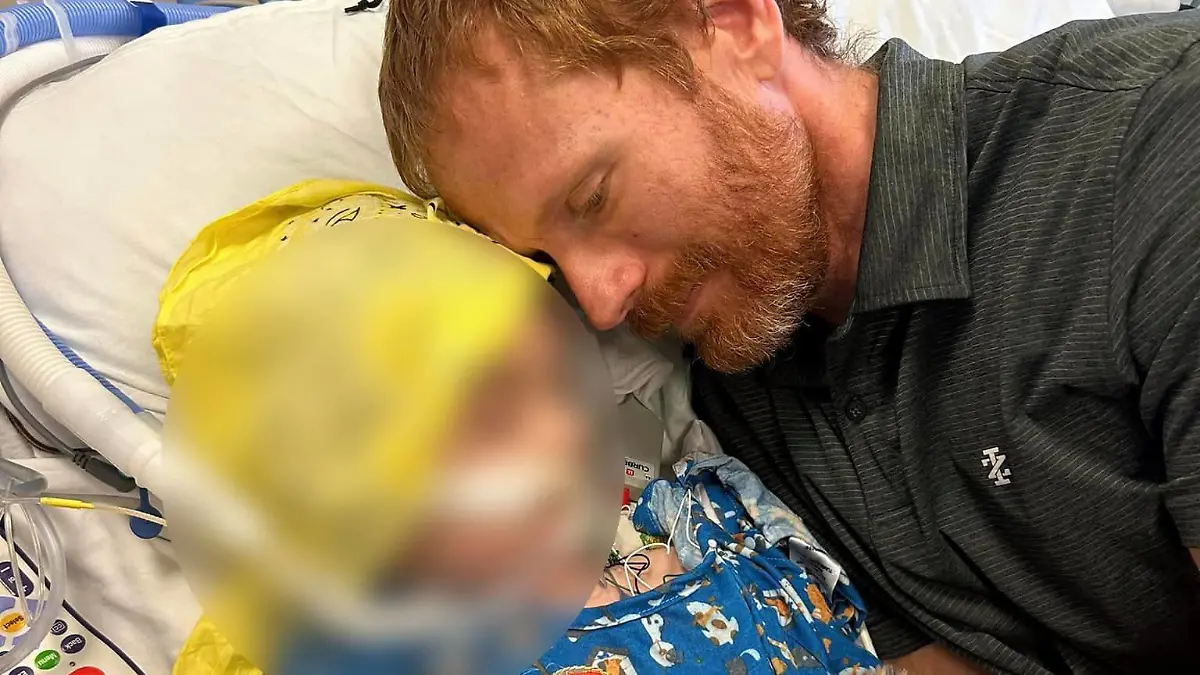 Vater James Brice mit seinem jüngsten Sohn kurz vor dessen Tod.