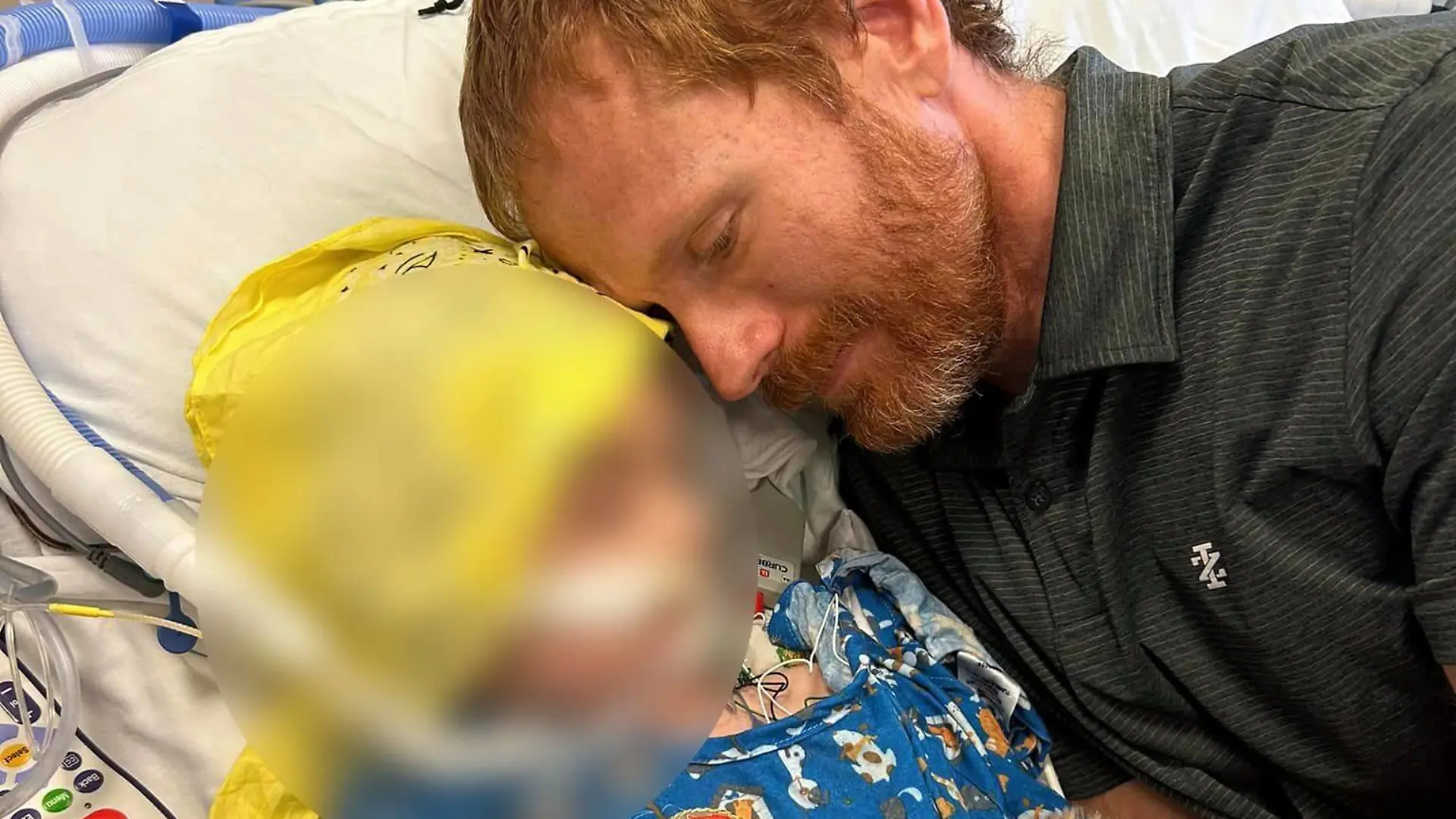 Vater James Brice mit seinem jüngsten Sohn kurz vor dessen Tod.