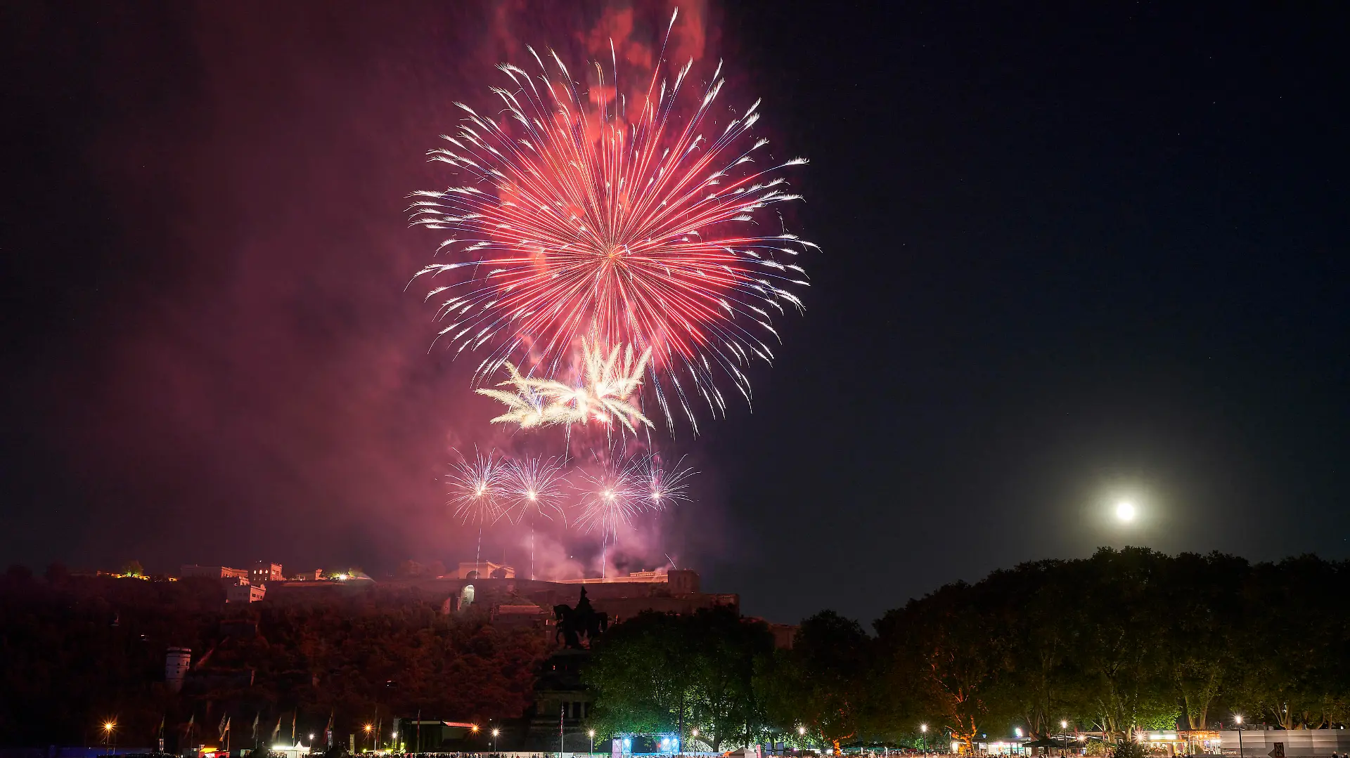 Koblenzer Sommerfest und Rhein in Flammen 13.08.2022, Rheinland-Pfalz, Koblenz: Feuerwerkskoerper erleuchten ueber der Festung Ehrenbreitstein in Koblenz beim Feuerwerk Rhein in Flammen . Im Vordergrund ist das Deutsche Eck mit dem Reiterstandbild des Deutschen Kaisers Wilhelm I. zu sehen. Rhein in Flammen ist eines der aeltesten Feuerwerke in Deutschland. Bereits 1756 wurde zu Ehren des Kurfuersten Johann-Philipp von Waldorff in Koblenz ein Feuerwerk gezuendet. *** Koblenz summer festival and Rhine in flames 13 08 2022, Rhineland-Palatinate, Koblenz fireworks bodies light up over the fortress Ehrenbreitstein in Koblenz at the fireworks Rhine in flames In the foreground is the German Corner with the equestrian statue of the German Emperor