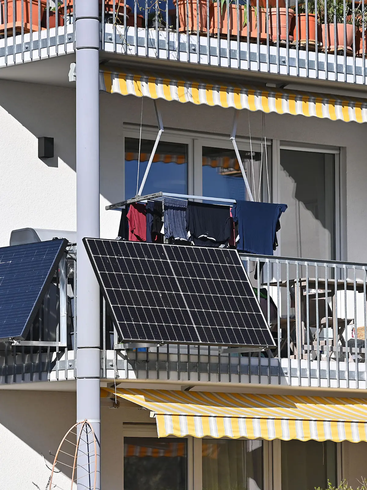 Balkonkraftwerk und Photovoltaikanlage,Solarpanels an der Aussenseite eines Balkons von einem Wohnblock in Muenchen. Solarzellen,Solarmodule,Solarstrom,Solarenergie ?