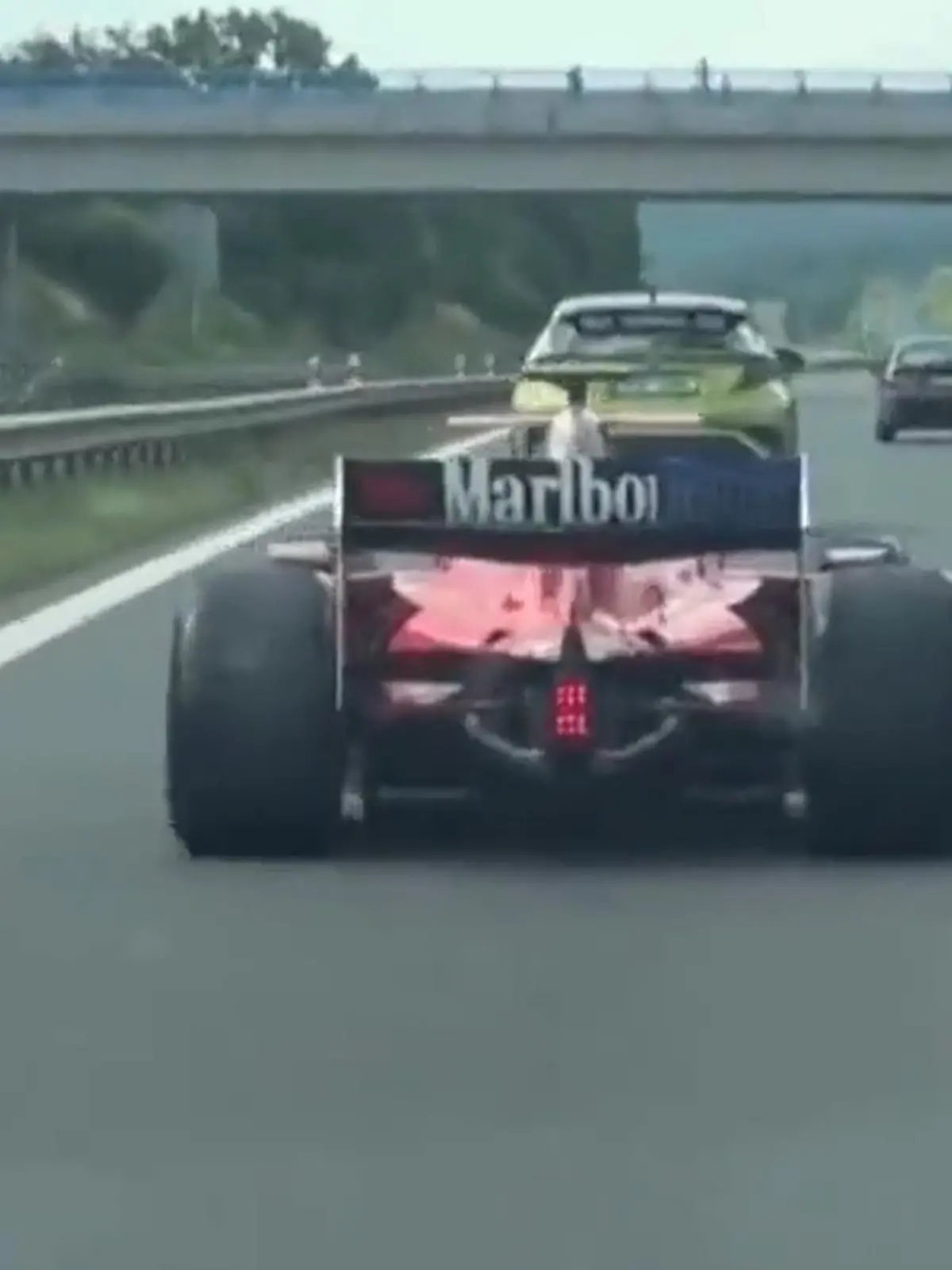 Ein Wagen im Formel-1-Look auf der tschechischen Autobahn.