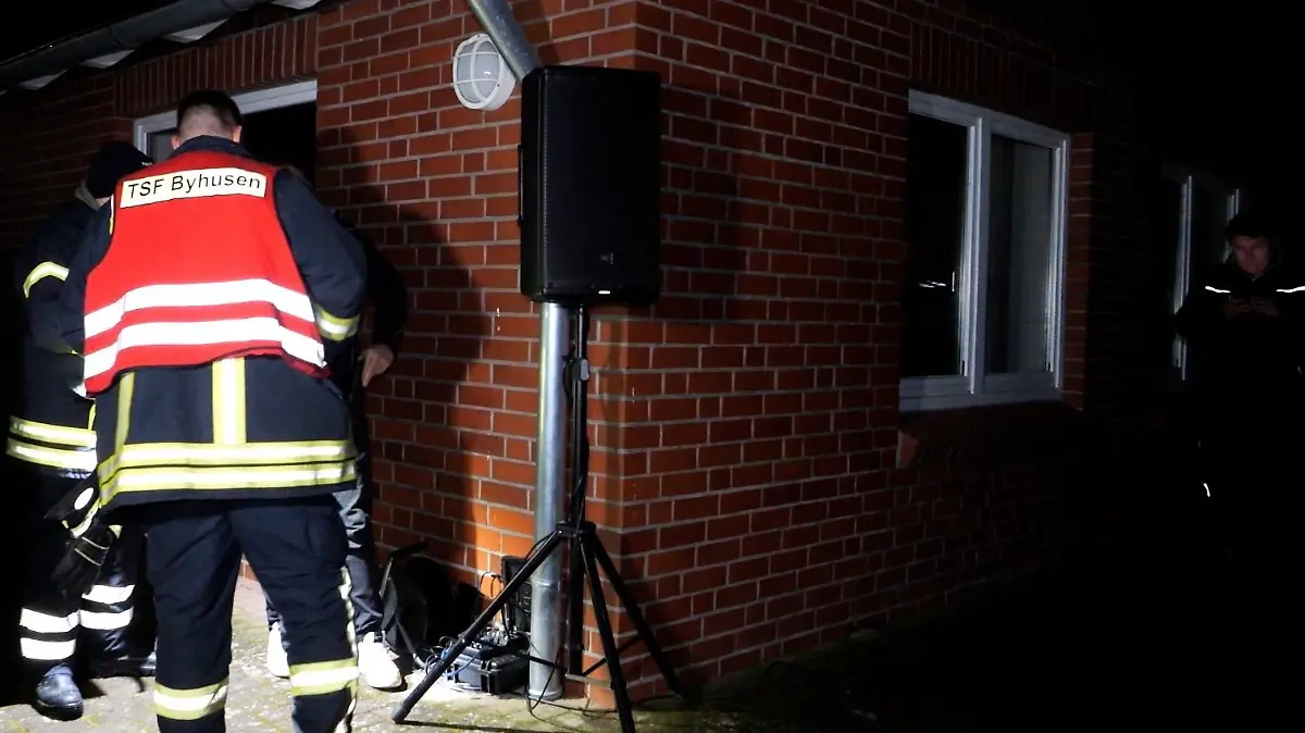 26.04.2024, Niedersachsen, Brobergen: Bei der Suche nach dem sechsjährigen Arian aus dem niedersächsischen Bremervörde wird ein Lautsprecher aufgebaut. Bei der Suche werden nun auch Kinderlieder gespielt und sogenannte Skybeamer eingesetzt. Dabei handelt es sich um Scheinwerfer, die einen Lichtkegel in den Himmel projizieren, wie die Polizei mitteilte. Sie sollen bei der Suche in der Nacht zum Freitag - der bereits vierten Nacht der Suche - helfen. Foto: Jörn Hüneke/dpa +++ dpa-Bildfunk +++