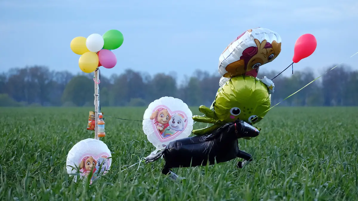 Ballons und Süßigkeiten stehen auf einem Feld bei Bremervörde. Von einem vermissten sechs Jahre alten Jungen aus dem niedersächsischen Bremervörde fehlt noch immer jede Spur.