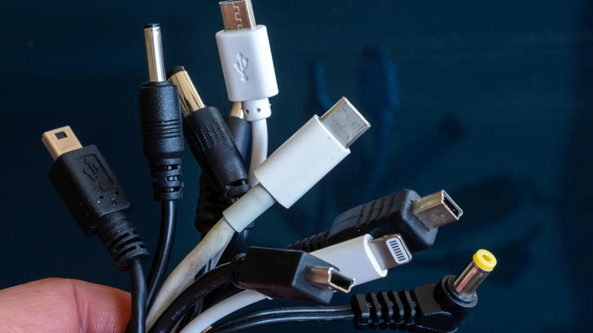 ARCHIV - 04.10.2022, Mecklenburg-Vorpommern, Schwerin: Ein Bündel unterschiedlicher Ladekabel für Elektrogeräte wie Mobiltelefone oder Laptops (zu dpa: «Bundesrat macht Weg für einheitliche Ladekabel frei») Foto: Jens Büttner/dpa +++ dpa-Bildfunk +++