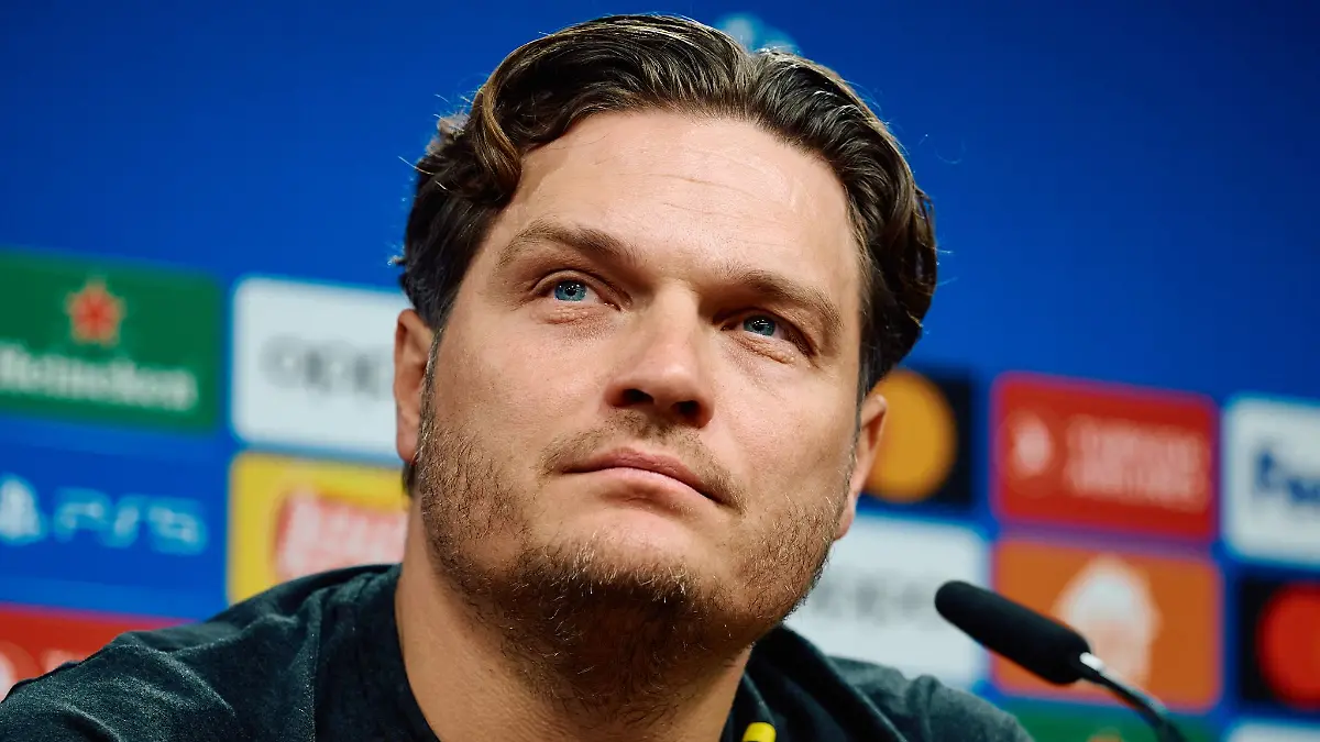 Dortmunds Trainer Edin Terzic nimmt an der Pressekonferenz teil.