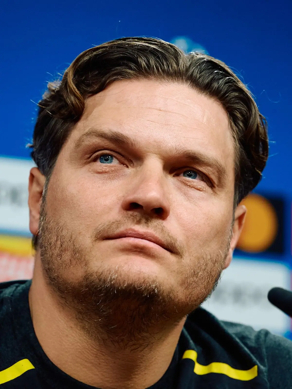 Dortmunds Trainer Edin Terzic nimmt an der Pressekonferenz teil.