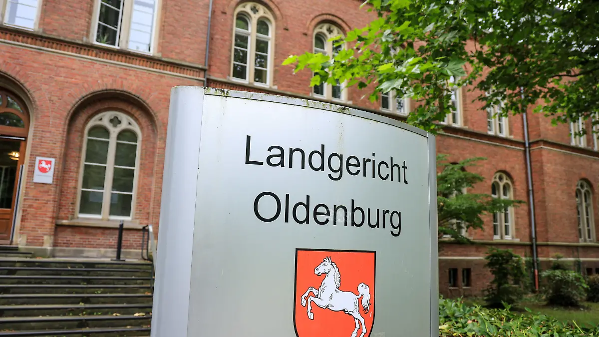 19.07.2023, Niedersachsen, Westerstede: Ein Schild vor dem Landgericht Oldenburg, in dem ein Berufungsverfahren im Fall eines Bestatters beginnt. Der Angeklagte soll zwischen 2016 und 2019 mehrere Urnen bewusst mit anderer Asche, Staub oder Dreck befüllt und beigesetzt haben. Das Amtsgericht verurteilte ihn in einem ersten Verfahren wegen Anstiftung zur Störung der Totenruhe zu einer Bewährungsstrafe von acht Monaten und einer Geldstrafe von 5000 Euro an ein Hospiz. Dagegen ging der Bestatter in Berufung und der Prozess wird vor dem Landgericht Oldenburg neu verhandelt. Foto: Focke Strangmann/dpa +++ dpa-Bildfunk +++