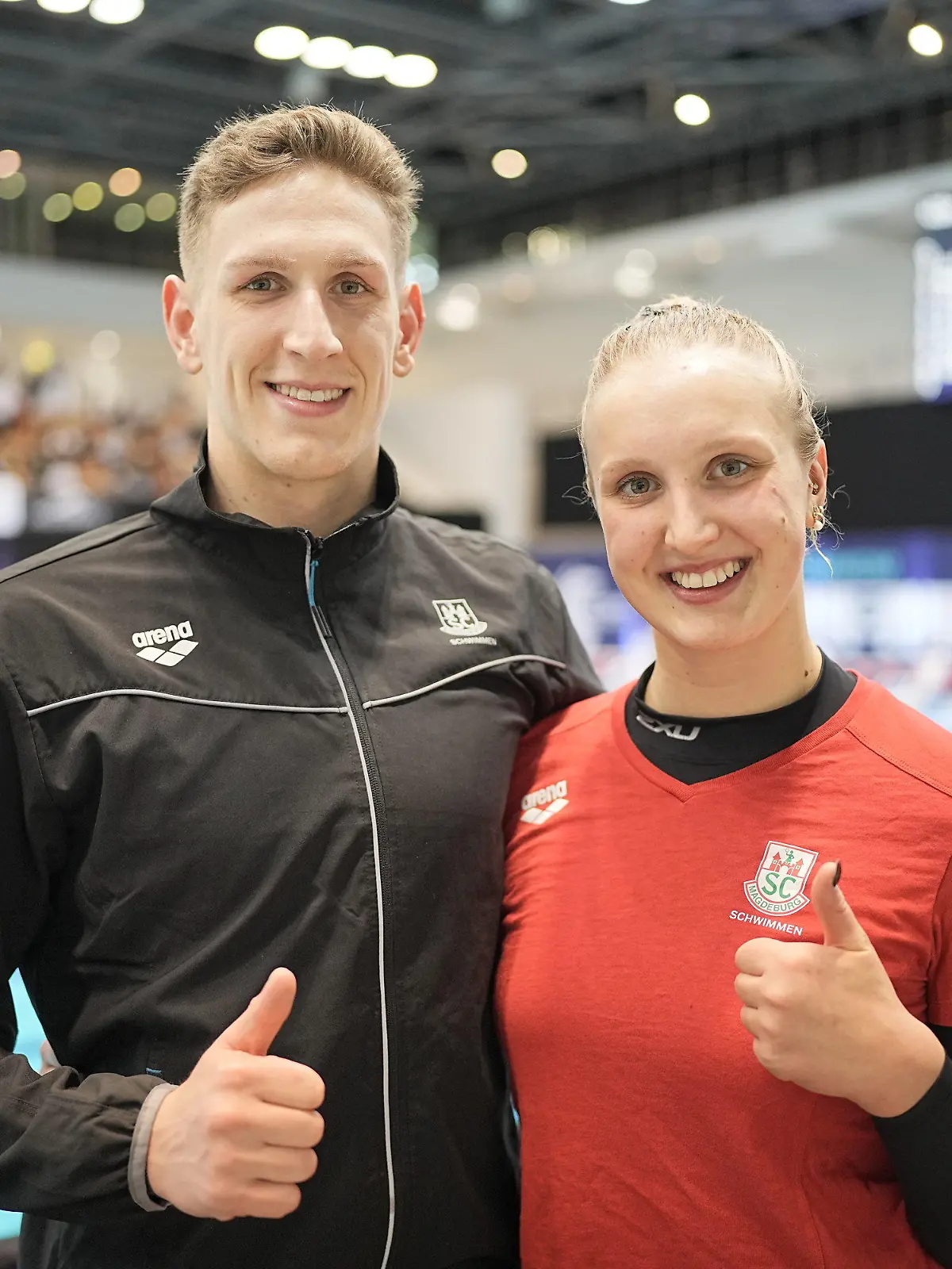 25.04.2024, Berlin: Schwimmen: Deutsche Meisterschaft, Entscheidung: Die Geschwister Lukas Märtens, Siieger über 400 Meter Freistil der  Männer, und seine Schwester Leonie Märtens, Zweitplatzierte über 400 Meter Freistil der Frauen zeigen den Daumen nach oben. Foto: Michael Kappeler/dpa +++ dpa-Bildfunk +++