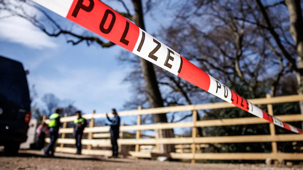 04.04.2024, Bayern, München: Ein Absperrband der Polizei ist an einer Baustelle, auf der in der Nacht vier Baustellenfahrzeuge gebrannt haben, zu sehen. Beim Brand der Baustellenfahrzeuge ist ein Schaden in sechsstelliger Höhe entstanden. Insgesamt vier Baustellenfahrzeuge standen am frühen Morgen auf einer Grünfläche in der Nähe des Maximilianeums beim Eintreffen der Einsatzkräfte bereits komplett in Brand. Foto: Matthias Balk/dpa +++ dpa-Bildfunk +++