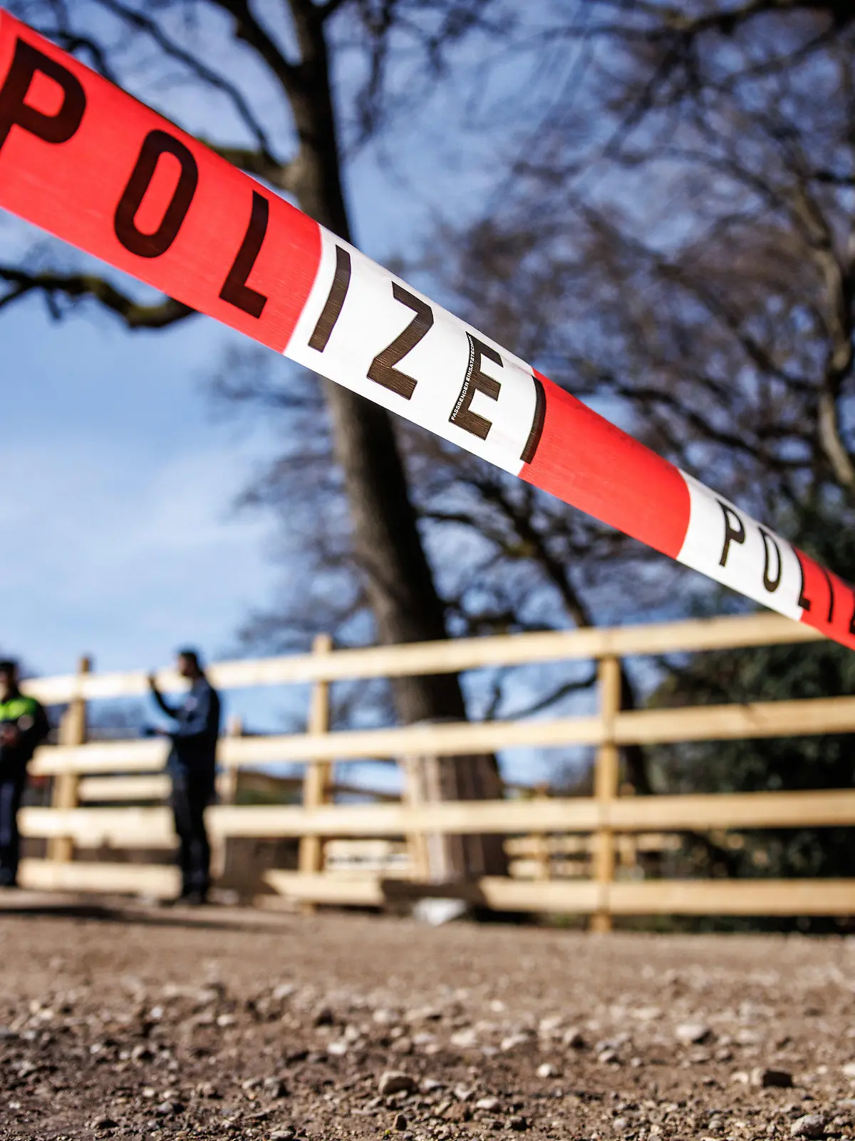 04.04.2024, Bayern, München: Ein Absperrband der Polizei ist an einer Baustelle, auf der in der Nacht vier Baustellenfahrzeuge gebrannt haben, zu sehen. Beim Brand der Baustellenfahrzeuge ist ein Schaden in sechsstelliger Höhe entstanden. Insgesamt vier Baustellenfahrzeuge standen am frühen Morgen auf einer Grünfläche in der Nähe des Maximilianeums beim Eintreffen der Einsatzkräfte bereits komplett in Brand. Foto: Matthias Balk/dpa +++ dpa-Bildfunk +++