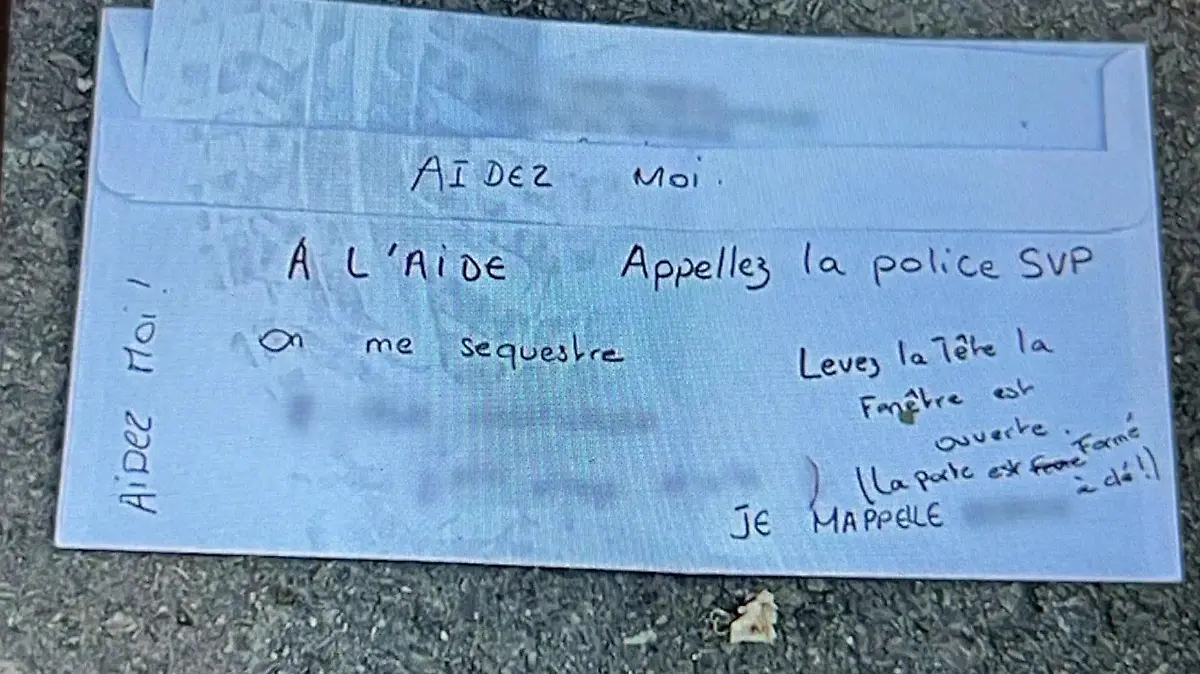 „Hilfe. Hilf mir. Ich werde gefangen gehalten“, schreibt eine Frau, die den Zettel aus dem Fenster geworfen hat.
