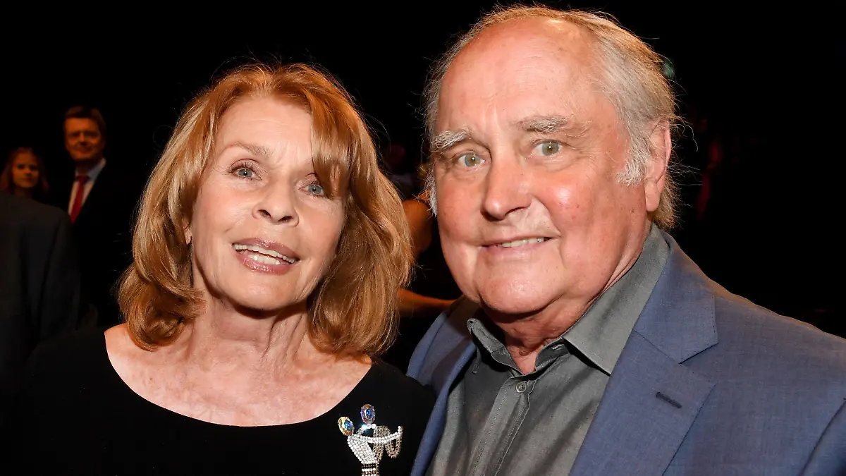 ARCHIV - 21.07.2018, Bayern, München: Die Schauspielerin Senta Berger und ihr Mann, Filmregisseur Michael Verhoeven sind nach der Verleihung des Bayerischen Sportpreis in der Nähe der Bühne zu sehen. Verhoeven starb am vergangenen Montag nach kurzer, schwerer Krankheit, wie die Familie am Freitag der Deutschen Presse-Agentur in München mitteilte. Foto: Felix Hörhager/dpa +++ dpa-Bildfunk +++