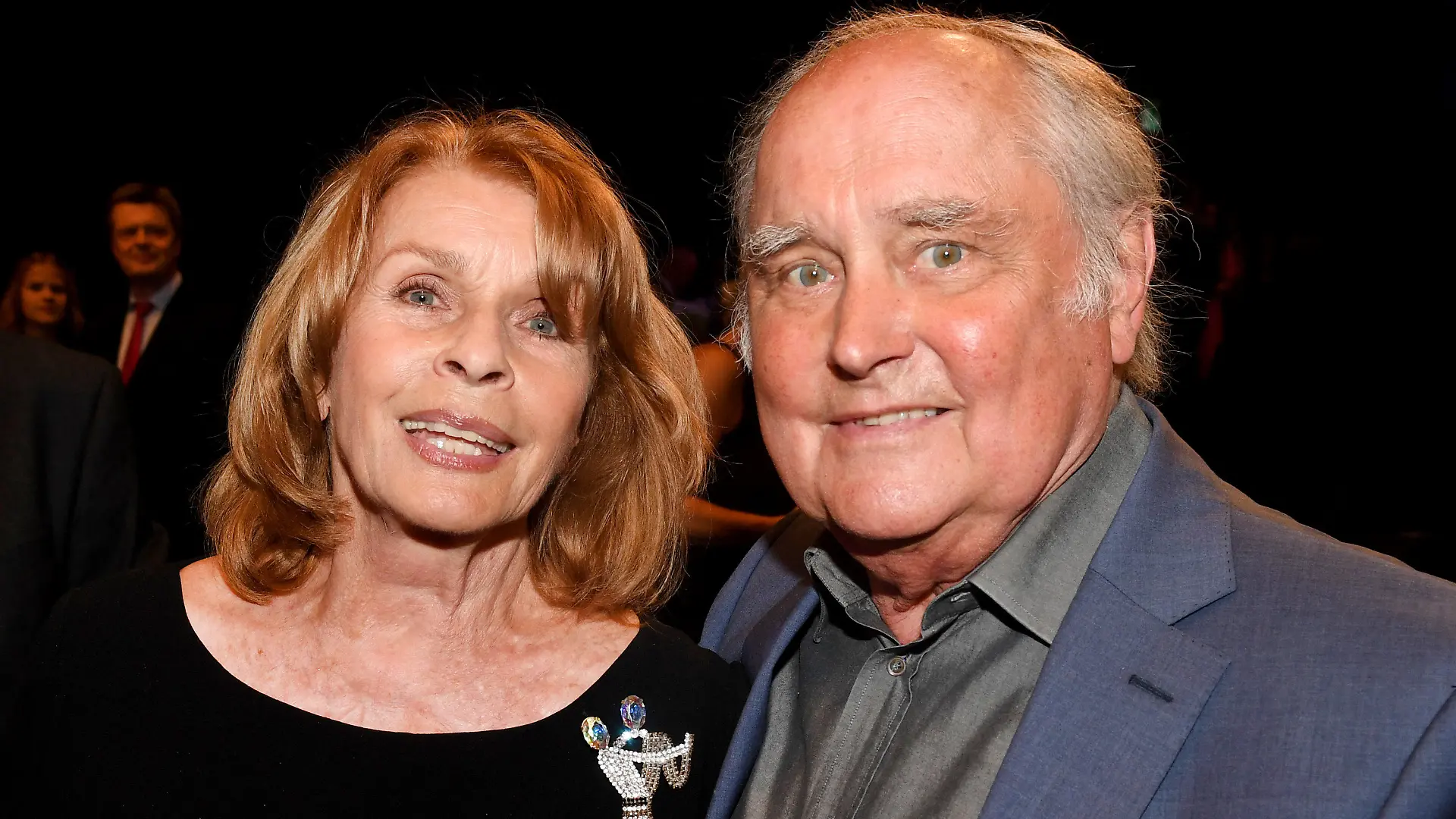 ARCHIV - 21.07.2018, Bayern, München: Die Schauspielerin Senta Berger und ihr Mann, Filmregisseur Michael Verhoeven sind nach der Verleihung des Bayerischen Sportpreis in der Nähe der Bühne zu sehen. Verhoeven starb am vergangenen Montag nach kurzer, schwerer Krankheit, wie die Familie am Freitag der Deutschen Presse-Agentur in München mitteilte. Foto: Felix Hörhager/dpa +++ dpa-Bildfunk +++