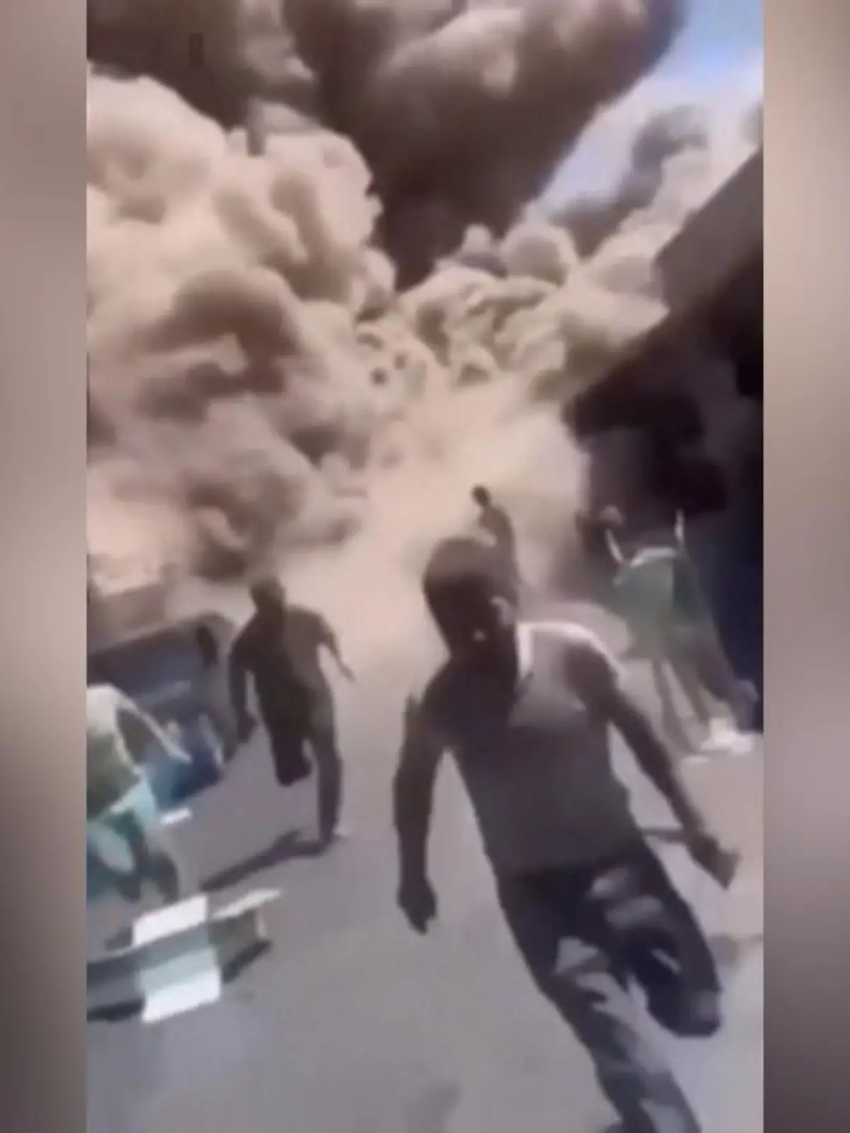 In Eriwan ist es auf dem Markplatz zu einer großen Explosion gekommen. Offenbar war ein Lager mit Feuerwerkskörpern explodiert.