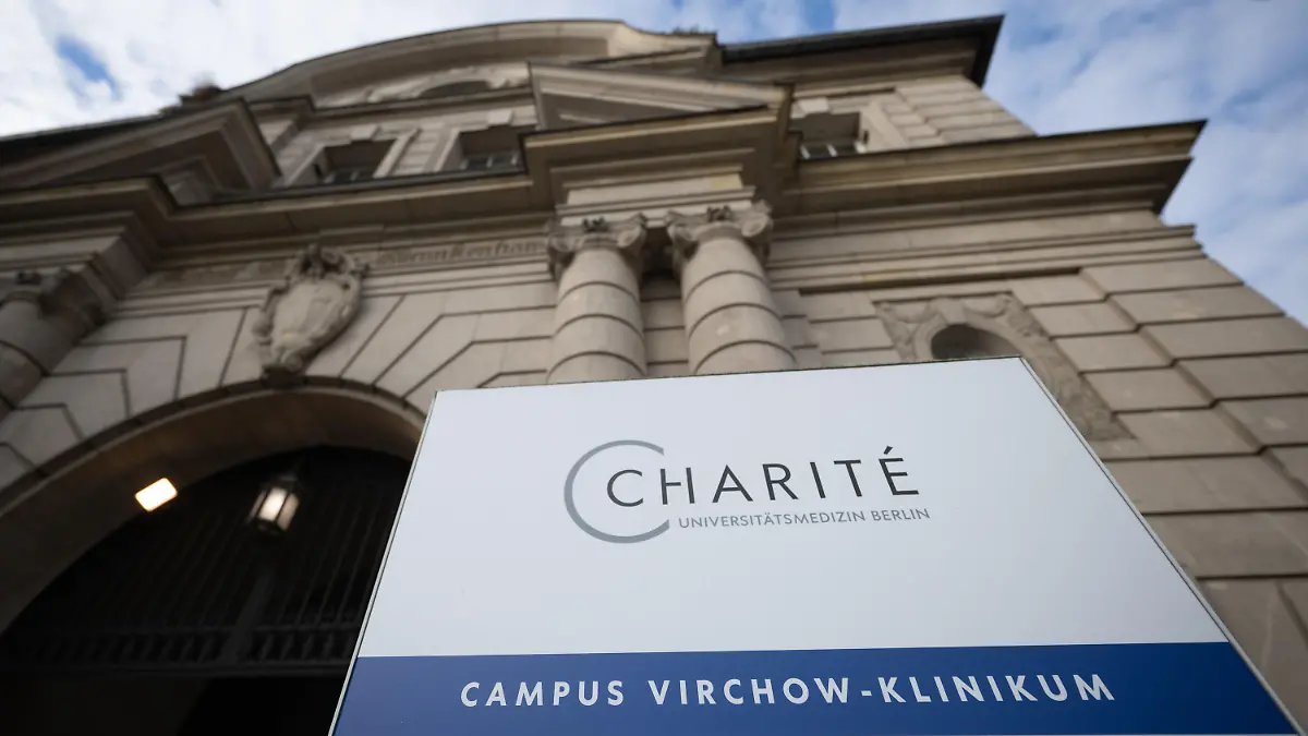 ARCHIV - 17.10.2023, Berlin: Blick auf den Eingang des Charité Campus Virchow-Klinikum. Nach dem Tod zweier Patienten hat der Prozess wegen Totschlags gegen einen Herzmediziner der Charité begonnen. Der 56-Jährige soll in den Jahren 2021 und 2022 einen 73-jährigen Mann und eine ebenfalls 73 Jahre alte Frau mit überdosierten Medikamenten getötet haben. (zu dpa: «Staatsanwalt fordert lebenslange Haft im Prozess gegen Herzmediziner») Foto: Sebastian Gollnow/dpa +++ dpa-Bildfunk +++