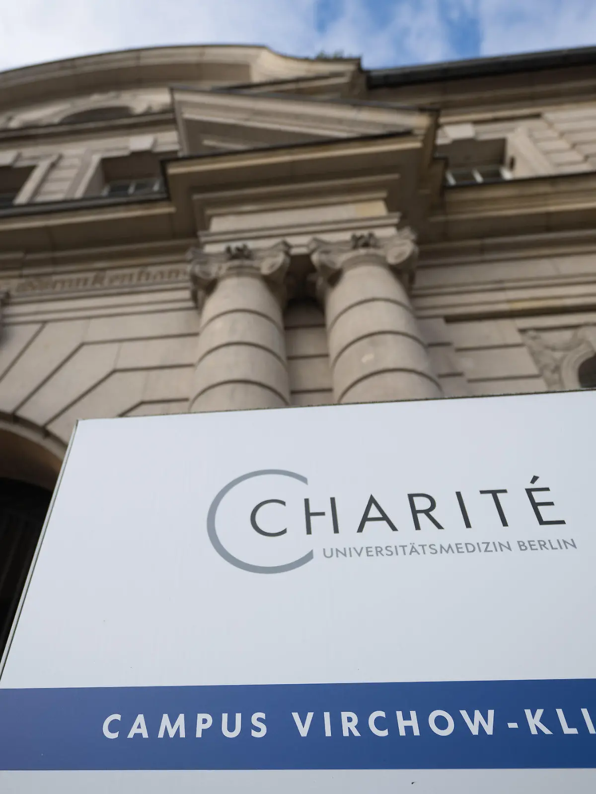 ARCHIV - 17.10.2023, Berlin: Blick auf den Eingang des Charité Campus Virchow-Klinikum. Nach dem Tod zweier Patienten hat der Prozess wegen Totschlags gegen einen Herzmediziner der Charité begonnen. Der 56-Jährige soll in den Jahren 2021 und 2022 einen 73-jährigen Mann und eine ebenfalls 73 Jahre alte Frau mit überdosierten Medikamenten getötet haben. (zu dpa: «Staatsanwalt fordert lebenslange Haft im Prozess gegen Herzmediziner») Foto: Sebastian Gollnow/dpa +++ dpa-Bildfunk +++