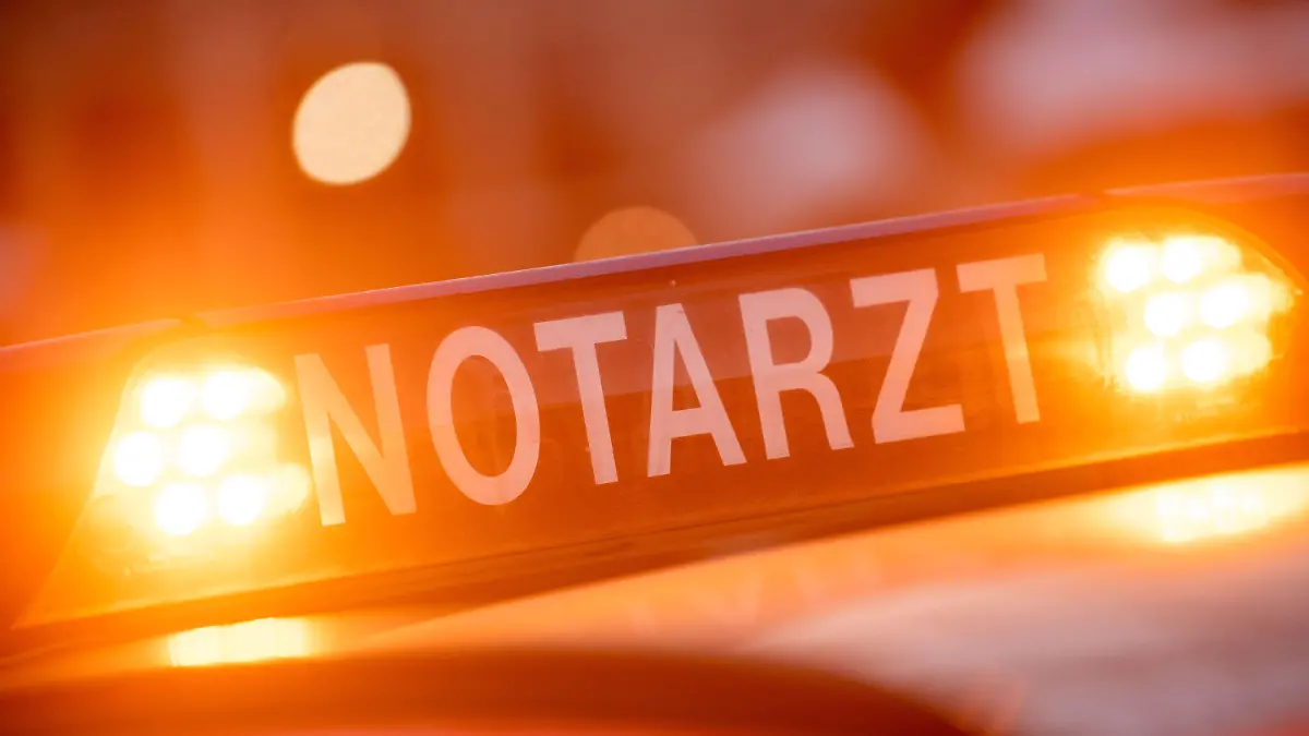 ARCHIV - 19.01.2019, Bayern, München: Ein Dachschild mit der Aufschrift "Notarzt" steht auf einem Einsatzwagen eines Notarztes. (zu dpa: «Jugendlicher Radfahrer schwer verletzt») Foto: Lino Mirgeler/dpa +++ dpa-Bildfunk +++