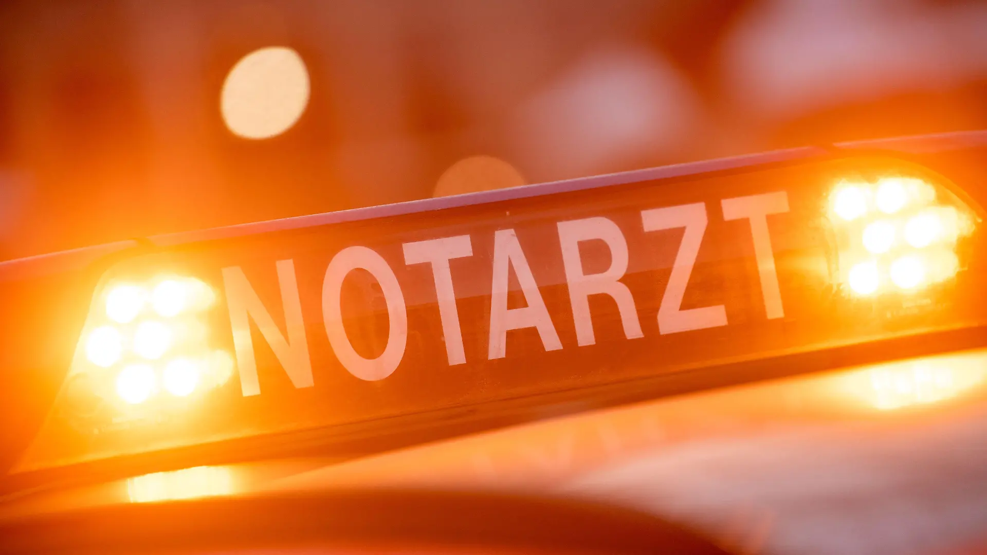 ARCHIV - 19.01.2019, Bayern, München: Ein Dachschild mit der Aufschrift "Notarzt" steht auf einem Einsatzwagen eines Notarztes. (zu dpa: «Jugendlicher Radfahrer schwer verletzt») Foto: Lino Mirgeler/dpa +++ dpa-Bildfunk +++