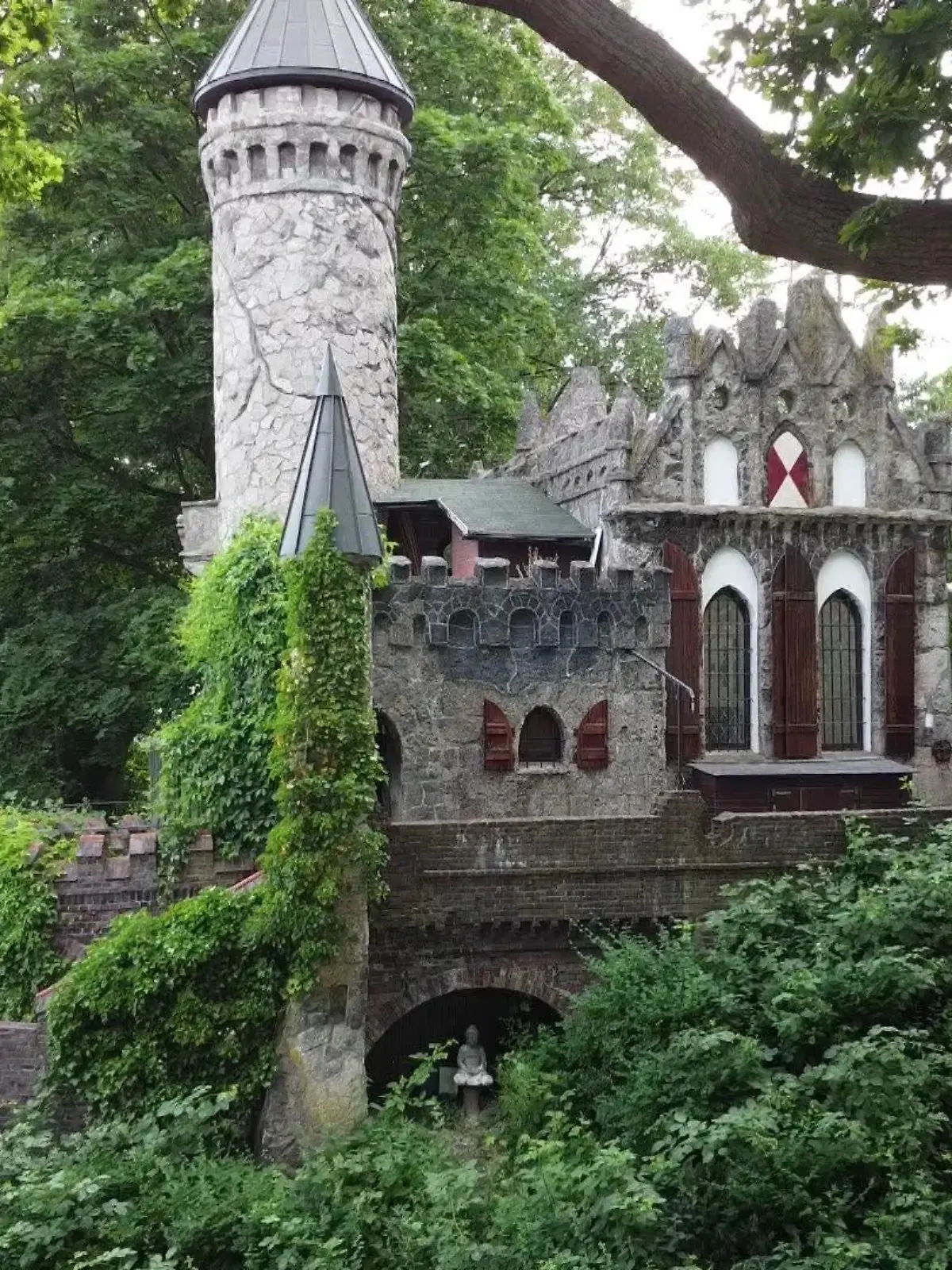 Das Alsterschlösschen in Hamburg-Poppenbüttel steht in inmitten einer malerischen Kulisse.
