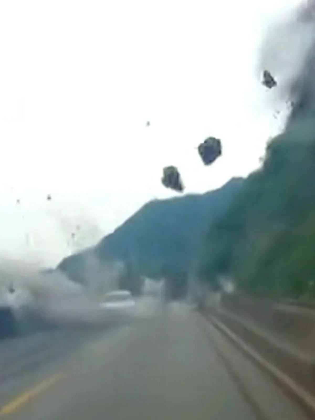 Das ist der Albtraum eines jeden Autofahrers - Felssturz auf der Fahrbahn. Und mitten im Steineregen: Diese beiden PKWs.
Wie es für die Fahrer ausgegangen ist und wie groß die Schäden sind, erfahrt ihr im Video.