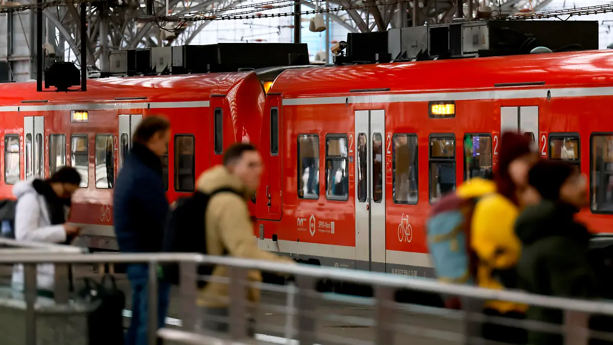 Fahrgäste auf dem Bahnsteig im Kölner Hauptbahnhof. Der sechstägige Bahnstreik der Lokführergewerkschaft GDL hat begonnen. Betroffen sind sowohl der Güter- als auch der Personenverkehr im gesamten Bundesgebiet. Die Deutsche Bahn DB erwartet daher erhebliche Beeinträchtigungen. Ein Notfahrplan ist eingerichtet. Themenbild, Symbolbild Köln, 24.01.2024 NRW Deutschland *** Passengers on the platform at Cologne Central Station The six-day rail strike by the train drivers union GDL has begun Both freight and passenger services throughout Germany are affected Deutsche Bahn DB therefore expects considerable disruption An emergency timetable has been set up Themed image, symbolic image Cologne, 24 01 2024 NRW Germany Copyright: xChristophxHardtx