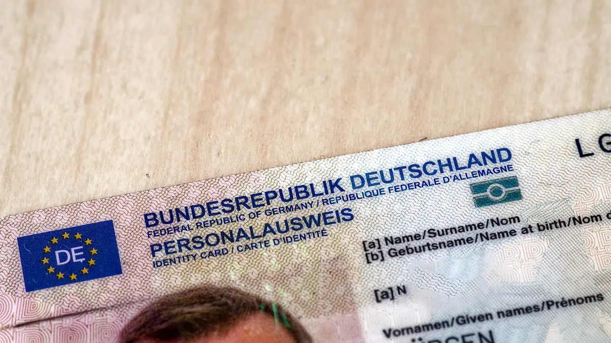 Nahaufnahme, Detail: Ausschnitt eines deutschen Personalausweis *** Close-up, Detail Extract one Germans Identity card 1104400296
