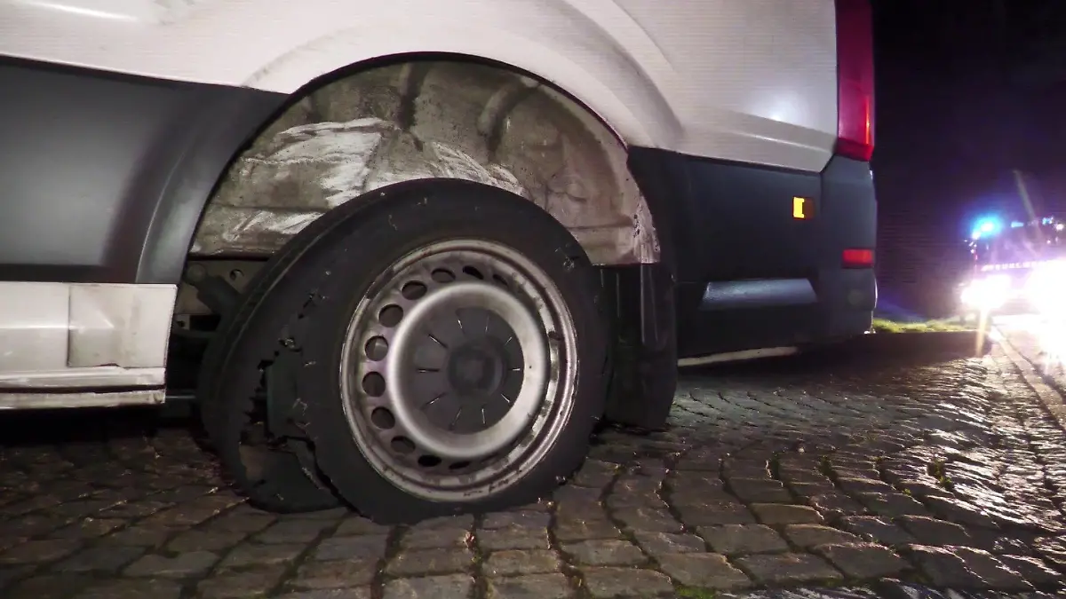 Das geplatzte Hinterrad des Transporters.