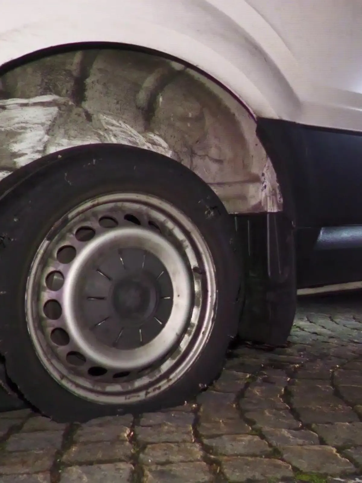 Das geplatzte Hinterrad des Transporters.