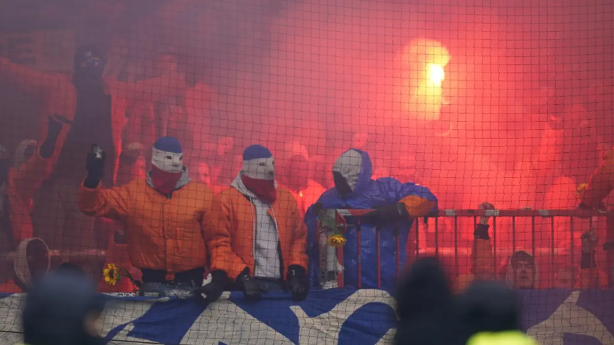 ARCHIV - 26.02.2023, Hamburg: Fußball: 2. Bundesliga, 22. Spieltag, FC St. Pauli - Hansa Rostock, im Millerntor-Stadion. Rostocks-Fans brennen auf der Tribüne Feuerwerkskörper ab. (zu dpa: «Fußball und Demos - Serie von Großeinsätzen für Hamburgs Polizei») Foto: Marcus Brandt/dpa +++ dpa-Bildfunk +++