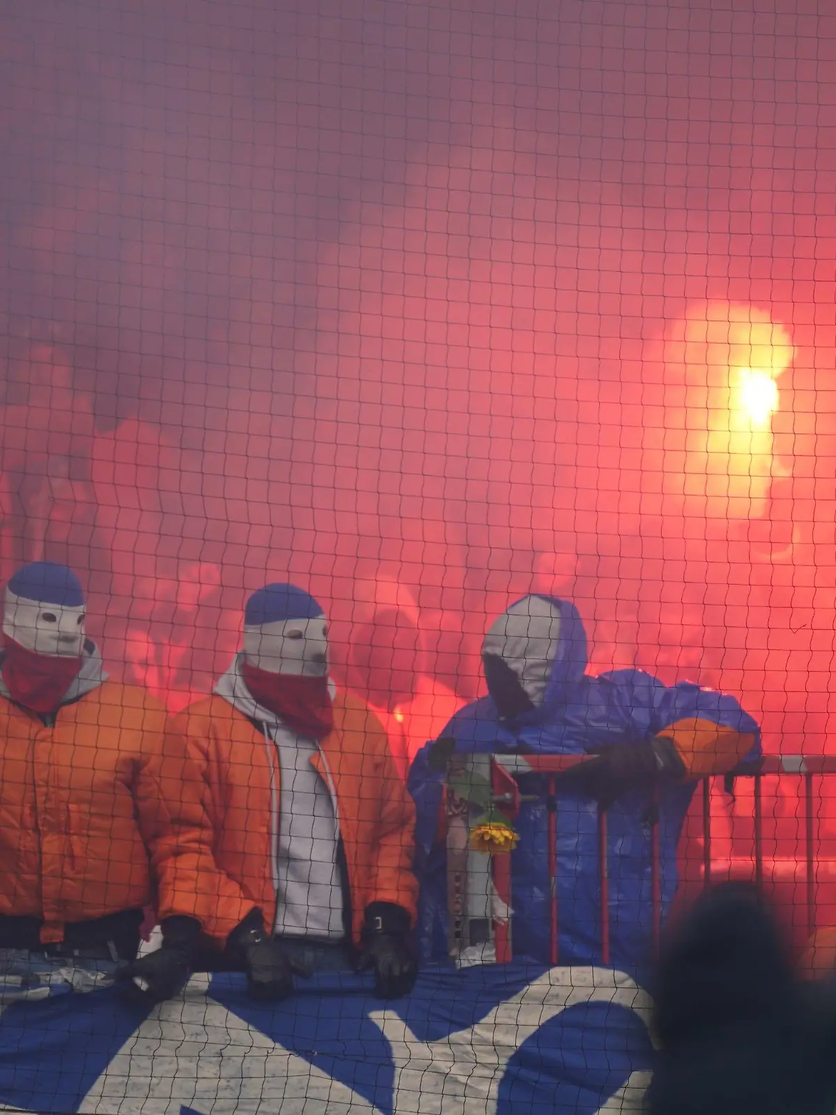ARCHIV - 26.02.2023, Hamburg: Fußball: 2. Bundesliga, 22. Spieltag, FC St. Pauli - Hansa Rostock, im Millerntor-Stadion. Rostocks-Fans brennen auf der Tribüne Feuerwerkskörper ab. (zu dpa: «Fußball und Demos - Serie von Großeinsätzen für Hamburgs Polizei») Foto: Marcus Brandt/dpa +++ dpa-Bildfunk +++