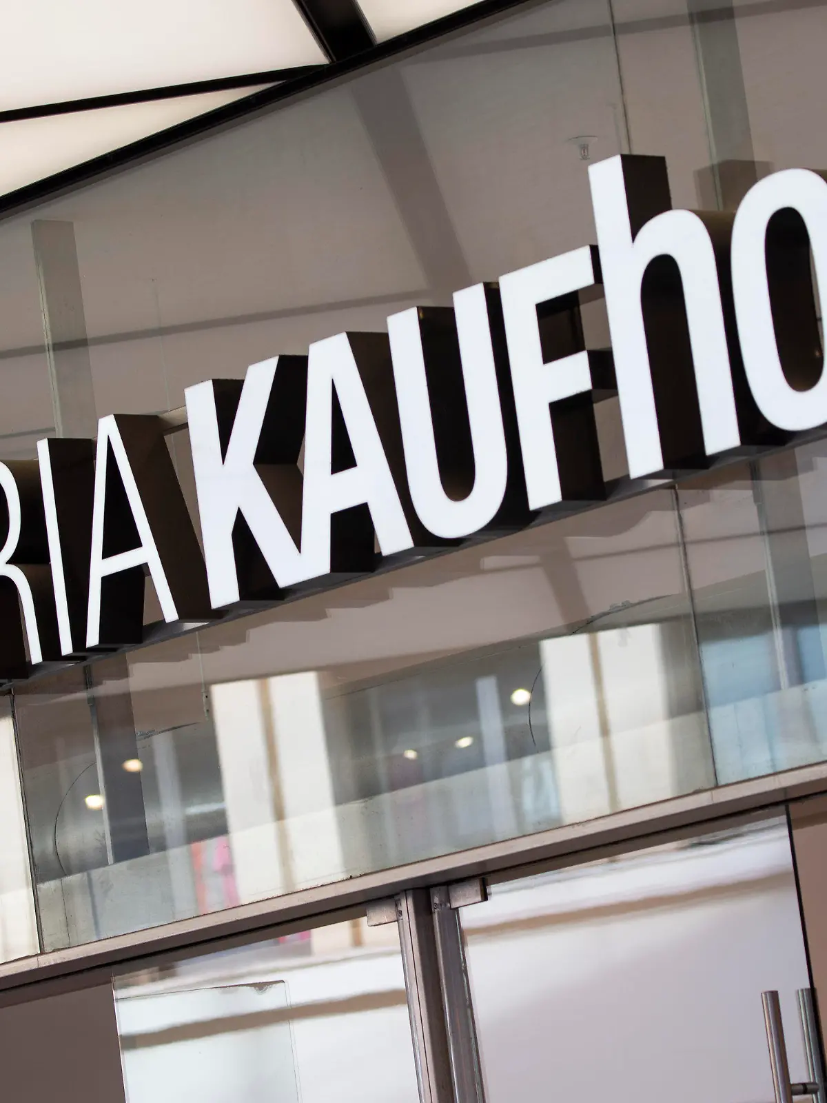 ARCHIV - 11.03.2023, Nordrhein-Westfalen, Köln: Der Schriftzug Galeria Kaufhof ist an einer Filiale der Warenhauskette Galeria Karstadt Kaufhof angebracht. (zu dpa: «Neuer Galeria-Miteigentümer: «Warenhauskette hat eine Daseinsberechtigung»») Foto: Thomas Banneyer/dpa +++ dpa-Bildfunk +++