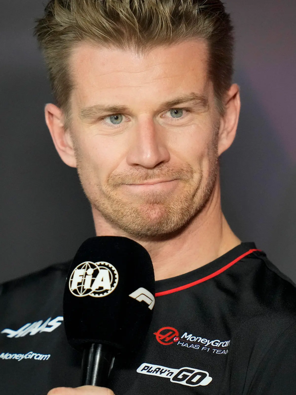 ARCHIV - 06.03.2024, Saudi-Arabien, Dschidda: Motorsport: Formel-1-Weltmeisterschaft, Grand Prix von Saudi-Arabien, Pressekonferenz: Nico Hülkenberg aus Deutschland vom Team Haas während einer Pressekonferenz. Ihm soll nur noch die Unterschrift für ein Engagement beim designierten Audi-Werksteam fehlen. (zu dpa: «Bericht: Hülkenberg fehlt bei Audi nur noch Unterschrift») Foto: Darko Bandic/AP/dpa +++ dpa-Bildfunk +++