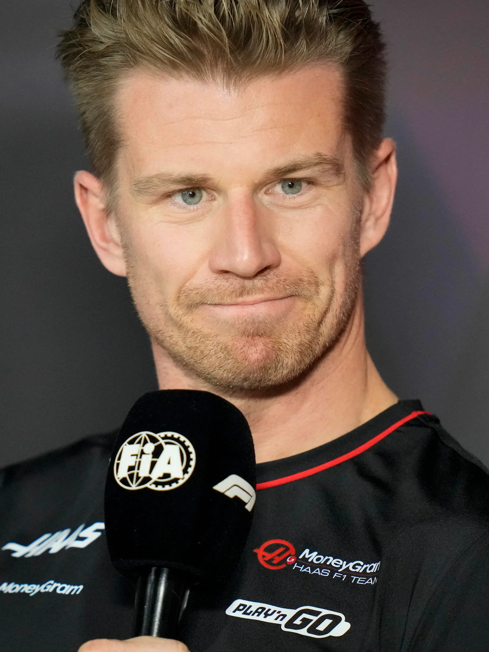 ARCHIV - 06.03.2024, Saudi-Arabien, Dschidda: Motorsport: Formel-1-Weltmeisterschaft, Grand Prix von Saudi-Arabien, Pressekonferenz: Nico Hülkenberg aus Deutschland vom Team Haas während einer Pressekonferenz. Ihm soll nur noch die Unterschrift für ein Engagement beim designierten Audi-Werksteam fehlen. (zu dpa: «Bericht: Hülkenberg fehlt bei Audi nur noch Unterschrift») Foto: Darko Bandic/AP/dpa +++ dpa-Bildfunk +++