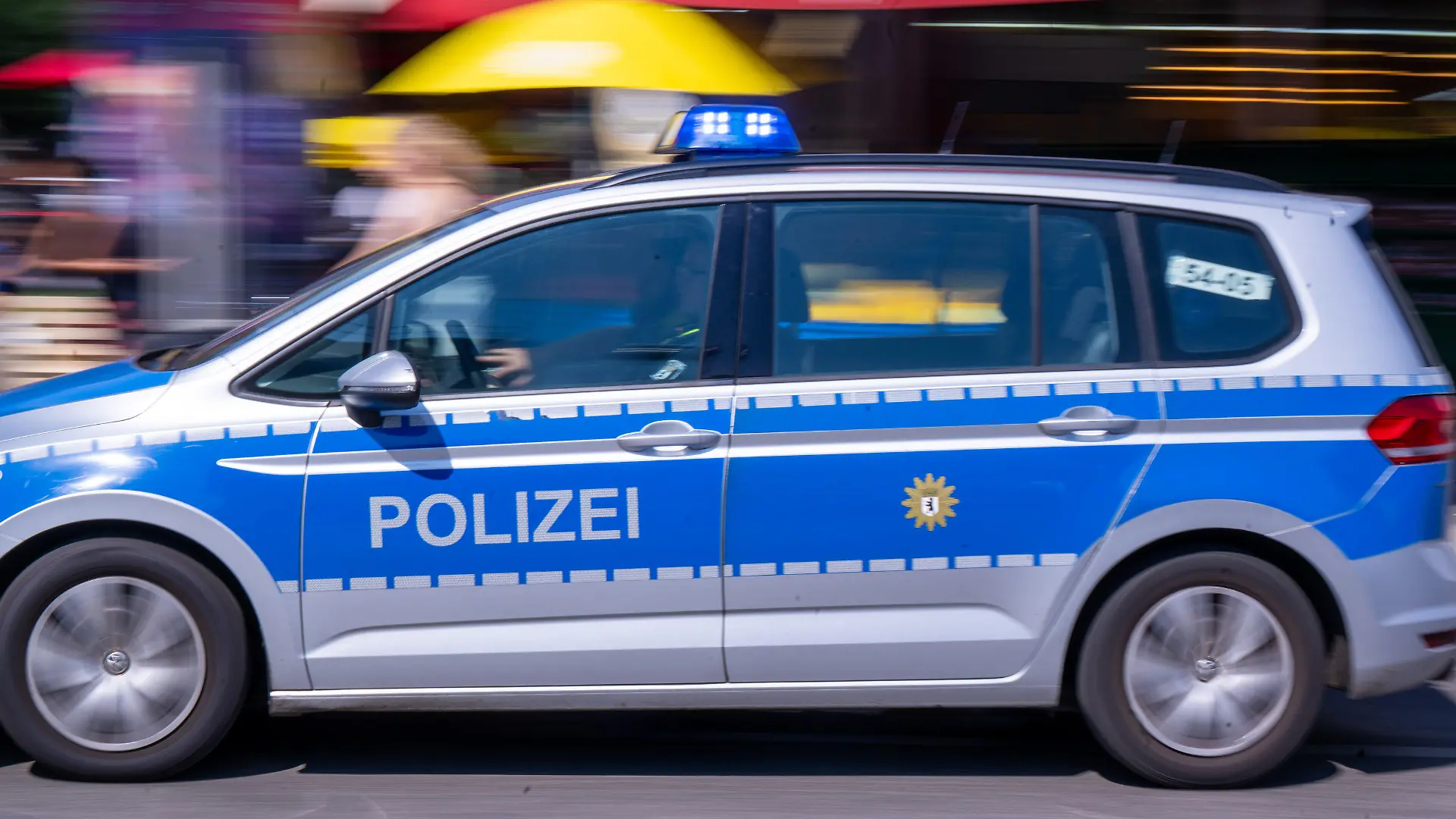 ARCHIV - 18.08.2023, Berlin: Ein Polizeiauto fährt mit Blaulicht zum Einsatz. (zu dpa: «Wurf aus Hochhaus - Beutel mit Steinen verfehlt Kind nur knapp») Foto: Monika Skolimowska/dpa +++ dpa-Bildfunk +++