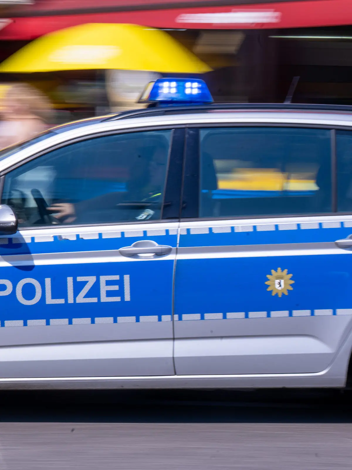 ARCHIV - 18.08.2023, Berlin: Ein Polizeiauto fährt mit Blaulicht zum Einsatz. (zu dpa: «Wurf aus Hochhaus - Beutel mit Steinen verfehlt Kind nur knapp») Foto: Monika Skolimowska/dpa +++ dpa-Bildfunk +++