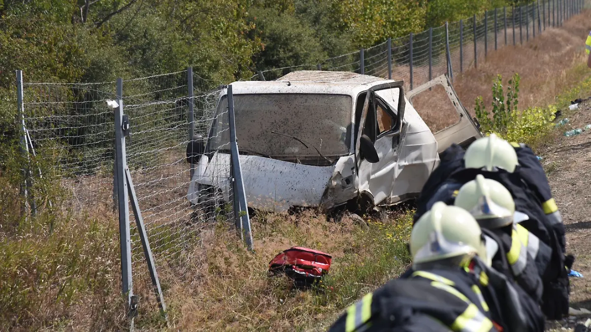 13.08.2022, Österreich, Kittsee: Das Unfallfahrzeug liegt nach einem Unfall beim Grenzübergang Kittsee am Straßenrand. Auf der Flucht vor der Polizei sind in Österreich im Fahrzeug eines Schleppers drei Menschen ums Leben gekommen. Foto: Thomas Lenger/Monatsrevue/APA/dpa +++ dpa-Bildfunk +++