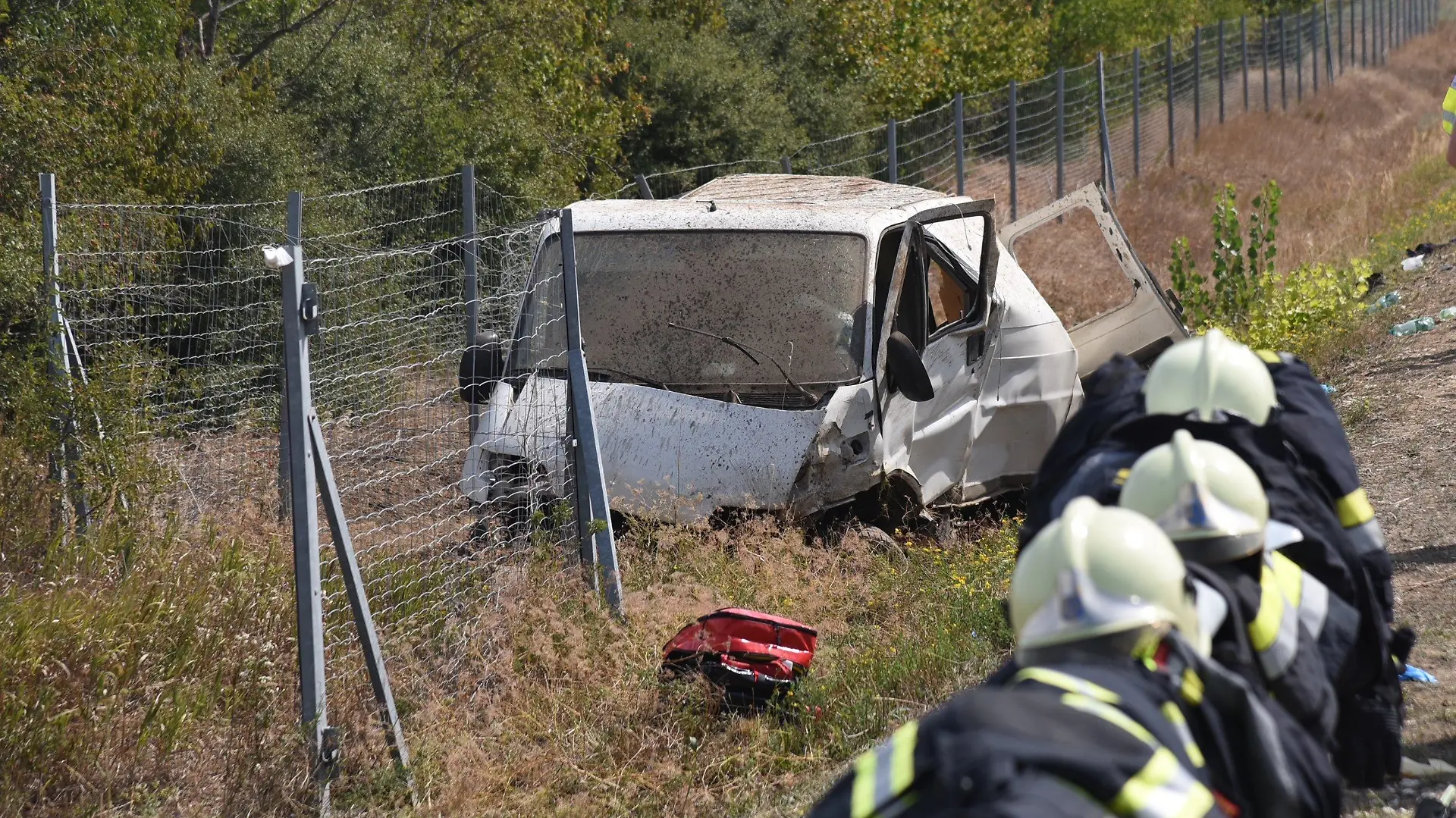 13.08.2022, Österreich, Kittsee: Das Unfallfahrzeug liegt nach einem Unfall beim Grenzübergang Kittsee am Straßenrand.  Auf der Flucht vor der Polizei sind in Österreich im Fahrzeug eines Schleppers drei Menschen ums Leben gekommen. Foto: Thomas Lenger/Monatsrevue/APA/dpa +++ dpa-Bildfunk +++