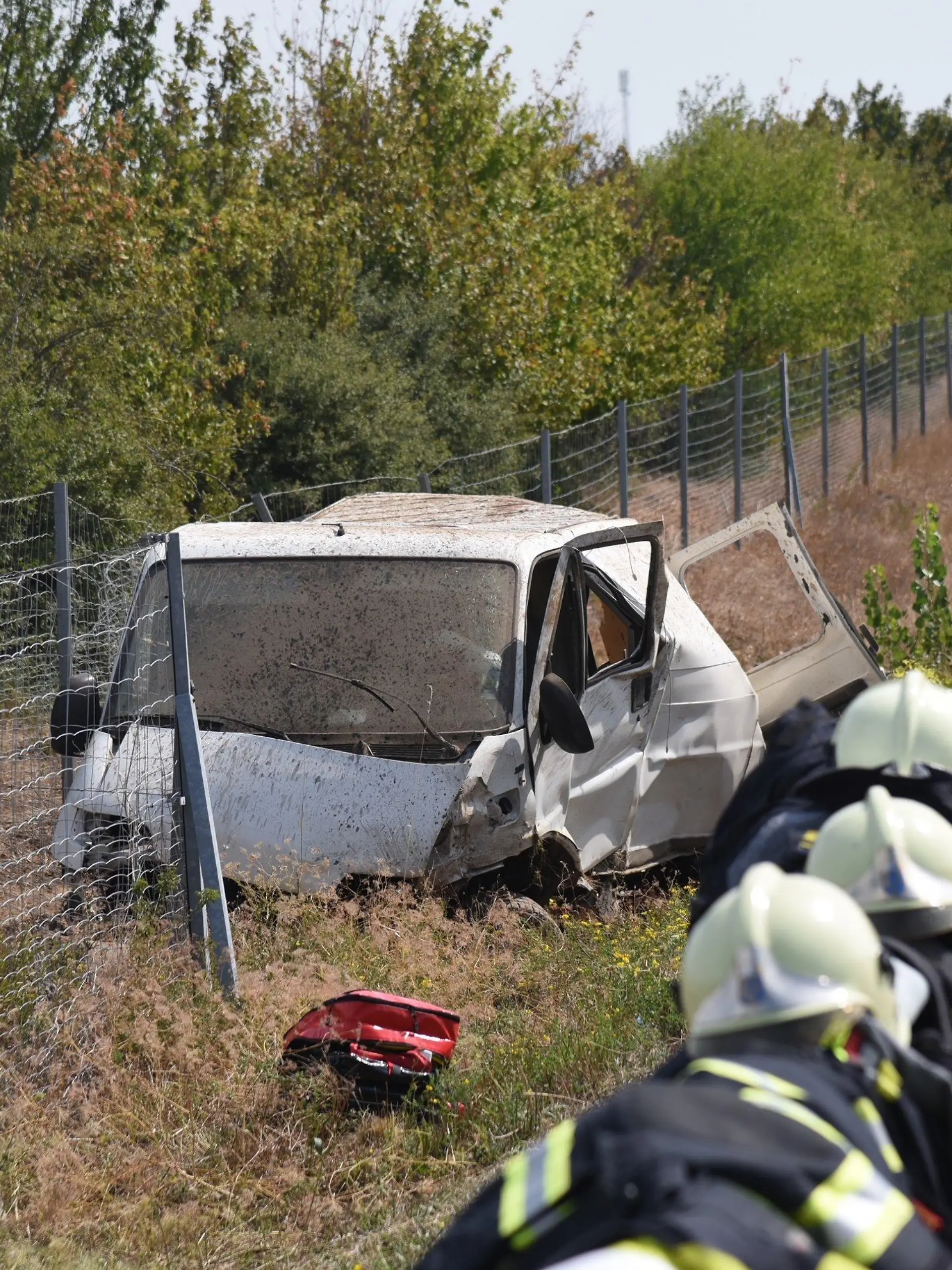 13.08.2022, Österreich, Kittsee: Das Unfallfahrzeug liegt nach einem Unfall beim Grenzübergang Kittsee am Straßenrand.  Auf der Flucht vor der Polizei sind in Österreich im Fahrzeug eines Schleppers drei Menschen ums Leben gekommen. Foto: Thomas Lenger/Monatsrevue/APA/dpa +++ dpa-Bildfunk +++