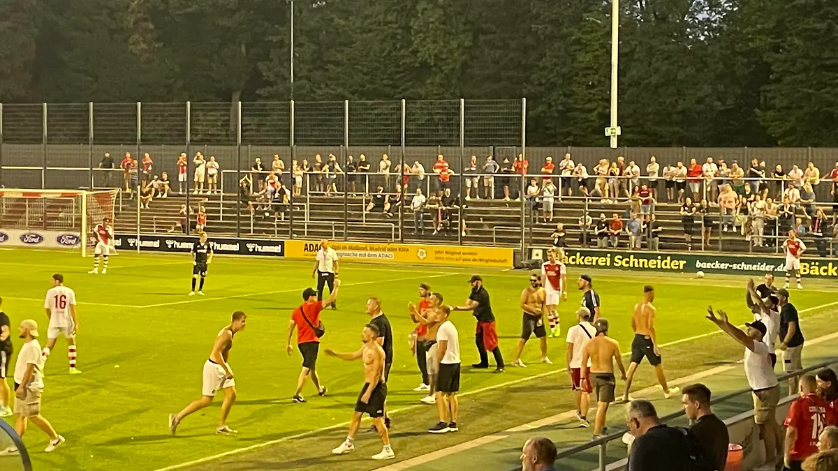 1.FC Köln U21, U 21 vs. RW Oberhausen, Regionalliga West, Saison 2022/23, Spielabruch, nachdem Fans aufs Spielfeld gelaufen sind, 12.08.2022, Bild: *** Sport 1 FC Köln U21 vs RW Oberhausen, Regionalliga West, 2022 23 season, match abandoned after fans ran onto pitch, 12 08 2022, pic.