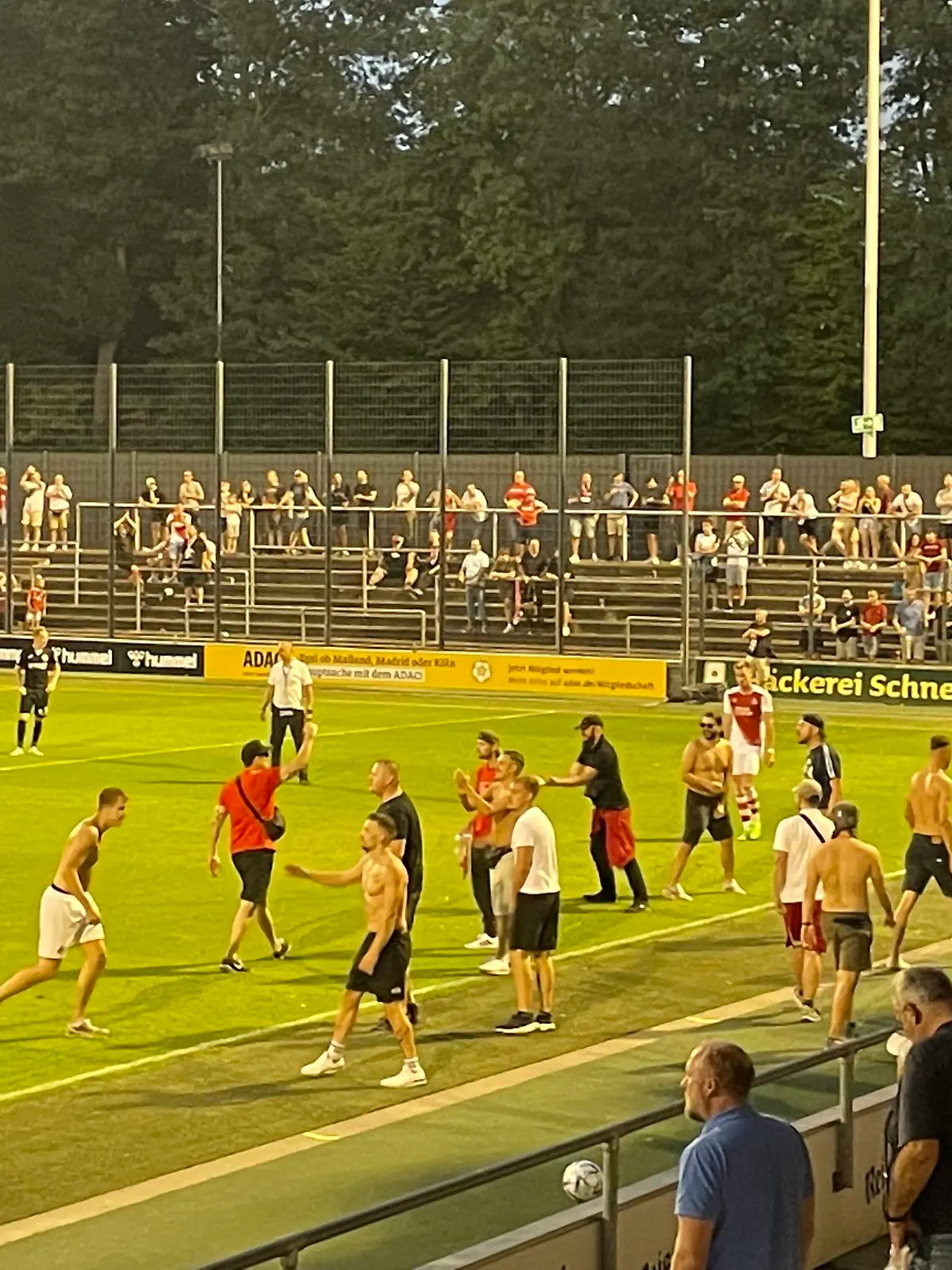  1.FC Köln U21, U 21 vs. RW Oberhausen, Regionalliga West, Saison 2022/23, Spielabruch, nachdem Fans aufs Spielfeld gelaufen sind, 12.08.2022, Bild: *** Sport 1 FC Köln U21 vs RW Oberhausen, Regionalliga West, 2022 23 season, match abandoned after fans ran onto pitch, 12 08 2022, pic.
