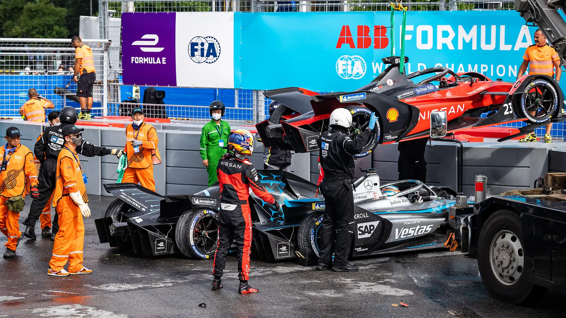 Crash, accident at the first lap of the race for 23 BUEMI Sébastien (swi), Nissan e.dams, Nissan IM03, action 17 DE VRIES Nyck (nld), Mercedes-EQ Silver Arrow 02, action during the 2022 Seoul ePrix, 10th meeting of the 2021-22 ABB FIA Formula E World Championship, on the Seoul Street Circuit from August 12 to 14, in Seoul, South Korea - Photo Germain Hazard / DPPI