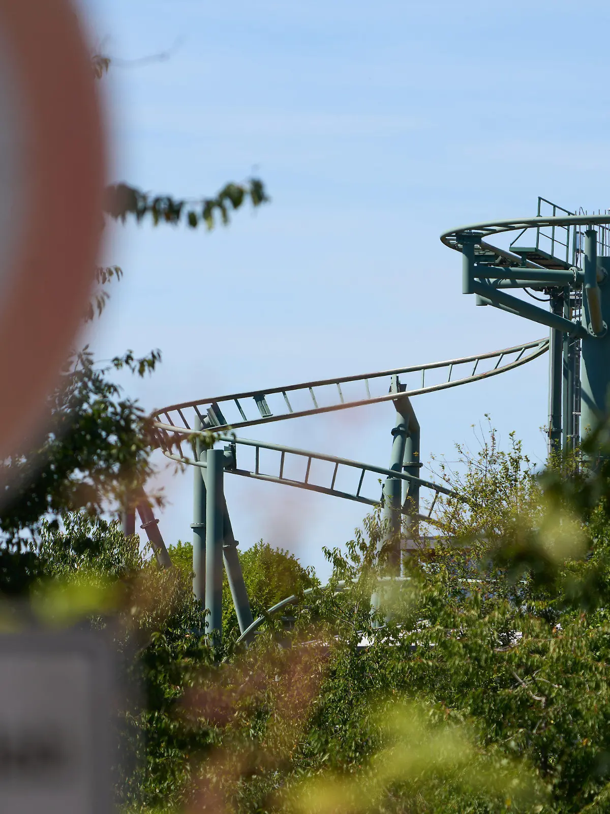 08.08.2022, Rheinland-Pfalz, Klotten: Nach einem tödlichen Unfall auf der Achterbahn ist der Wild- und Freizeitpark in Klotten geschlossen. Eine 57-jährige Frau wurde aus einer Gondel einer Achterbahn geschleudert und starb an den Folgen des Sturzes. Foto: Thomas Frey/dpa +++ dpa-Bildfunk +++