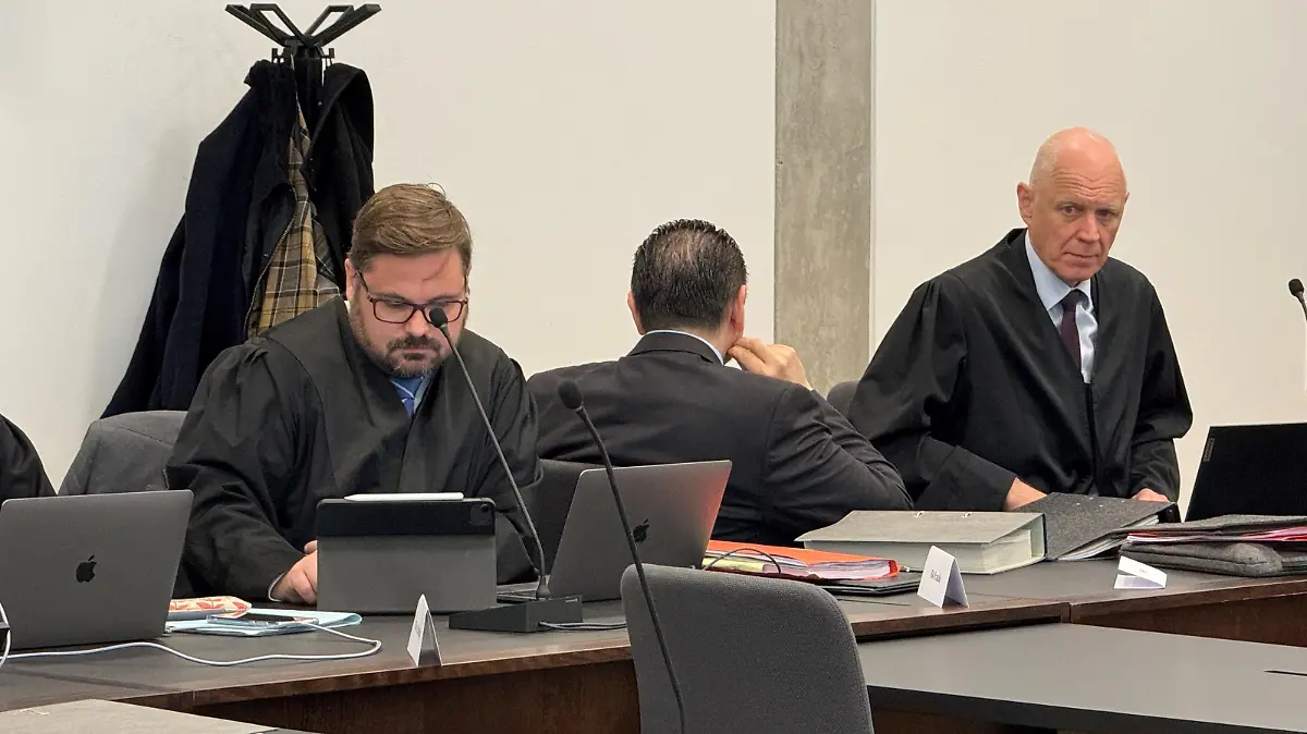 Drei Männer vor Gericht.