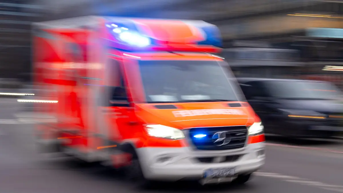 ARCHIV - 08.02.2024, Berlin: Ein Rettungswagen fährt mit Blaulicht zu einem Einsatz. (zu dpa: «Verpuffung beim Heimwerken: Kleidung von 72-Jährigem fängt Feuer») Foto: Monika Skolimowska/dpa +++ dpa-Bildfunk +++