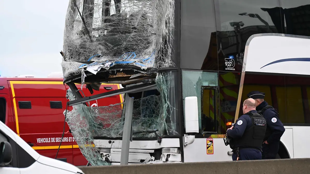 dpatopbilder - 26.04.2024, Frankreich, Calais: Französische Polizeibeamte stehen neben einem beschädigten Bus nach einem Unfall, an dem ein Lkw und zwei Busse mit französischen und deutschen Schülern beteiligt waren, wie die örtliche Präfektur am Freitag mitteilte. 26 der etwa 100 Menschen in den Fahrzeugen wurden demnach leicht verletzt. Foto: Bernard Barron/AFP/dpa +++ dpa-Bildfunk +++