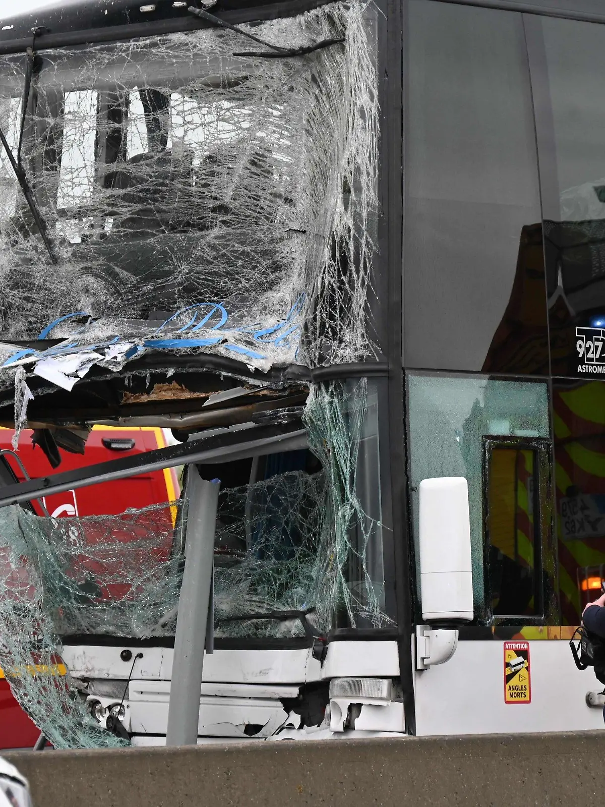 dpatopbilder - 26.04.2024, Frankreich, Calais: Französische Polizeibeamte stehen neben einem beschädigten Bus nach einem Unfall, an dem ein Lkw und zwei Busse mit französischen und deutschen Schülern beteiligt waren, wie die örtliche Präfektur am Freitag mitteilte. 26 der etwa 100 Menschen in den Fahrzeugen wurden demnach leicht verletzt. Foto: Bernard Barron/AFP/dpa +++ dpa-Bildfunk +++