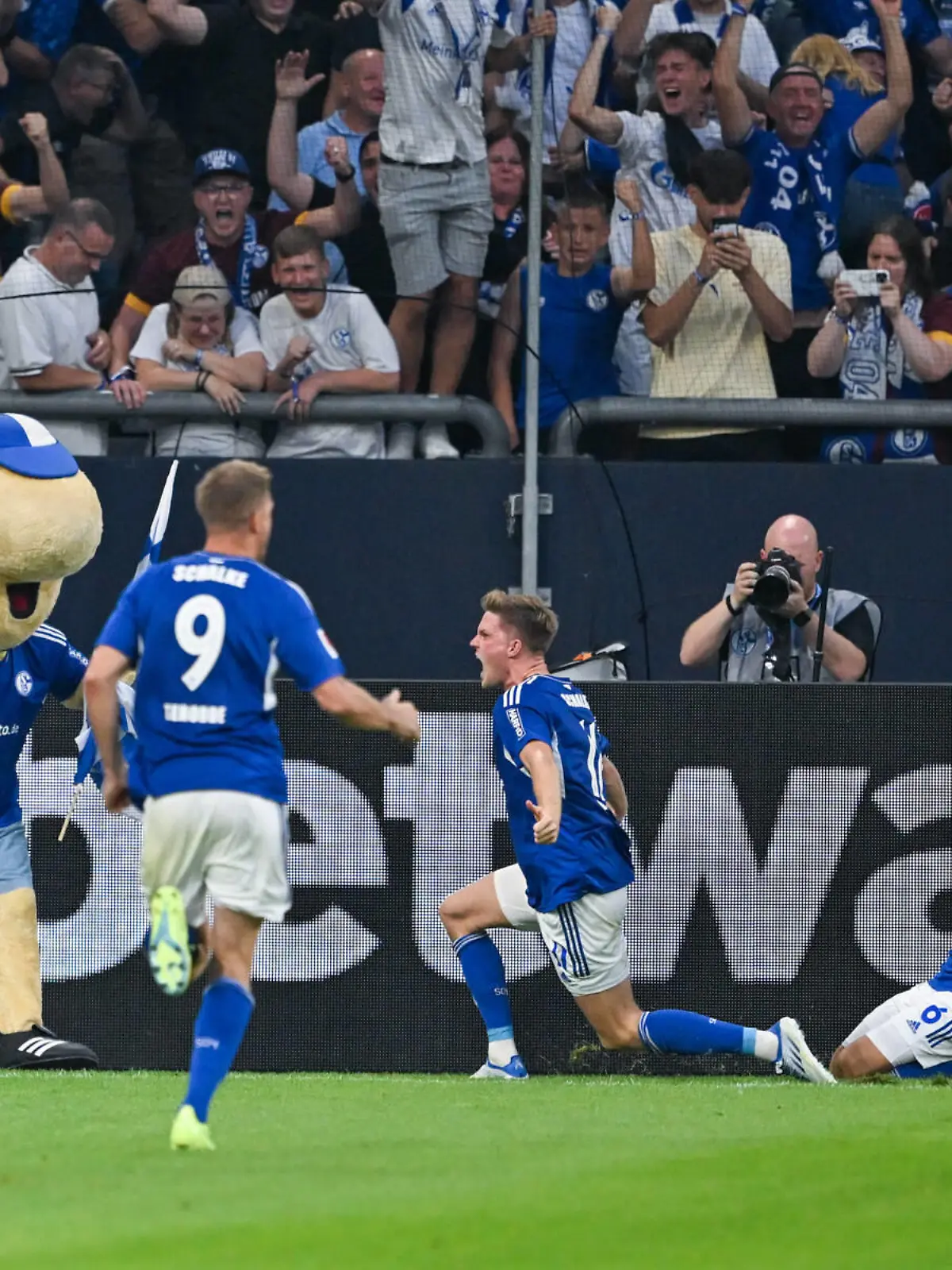  GER, FC Schalke 04 vs. Borussia Mönchengladbach / 13.08.2022, Veltins-Arena , Gelsenkirchen , GER, FC Schalke 04 vs. Borussia Mönchengladbach im Bild / picture shows Marius Bülter FC Schalke 04 11 jubelt nach seinem Tor zum 2:2 mit der Mannschaft. *** GER, FC Schalke 04 vs Borussia Mönchengladbach 13 08 2022, Veltins Arena , Gelsenkirchen , GER, FC Schalke 04 vs Borussia Mönchengladbach in picture shows Marius Bülter FC Schalke 04 11 cheers with the team after his goal to 2 2 nordphotoxGmbHx/xKröger nordphoto00008