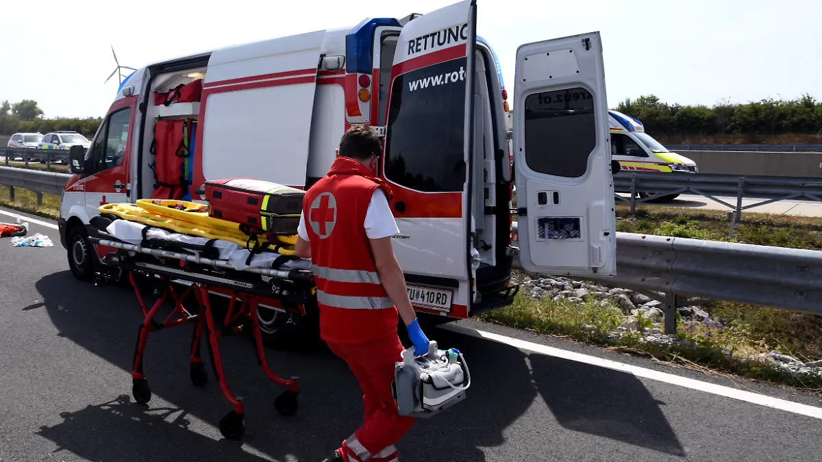 13.08.2022, Österreich, Kittsee: Rettungskräfte sind am Unfallort auf der A6 beim Grenzübergang Kittsee im Einsatz. Auf der Flucht vor der Polizei sind in Österreich im Fahrzeug eines Schleppers drei Menschen ums Leben gekommen. Foto: Thomas Lenger/Monatsrevue/APA/dpa +++ dpa-Bildfunk +++