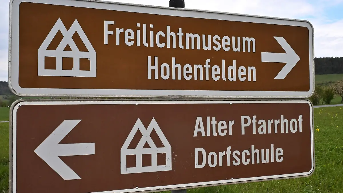 Ein Schild zeigt den Weg zum Thüringer Freilichtmuseum Hohenfelden.